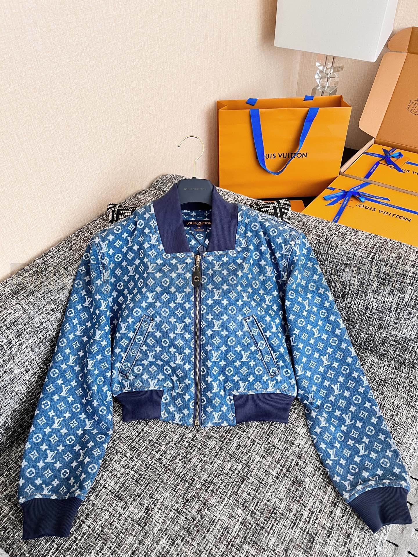 【 ZP 】Louis Vuitton 2025 모노그램 데님자켓 (매장가 460만원) 상품 썸네일