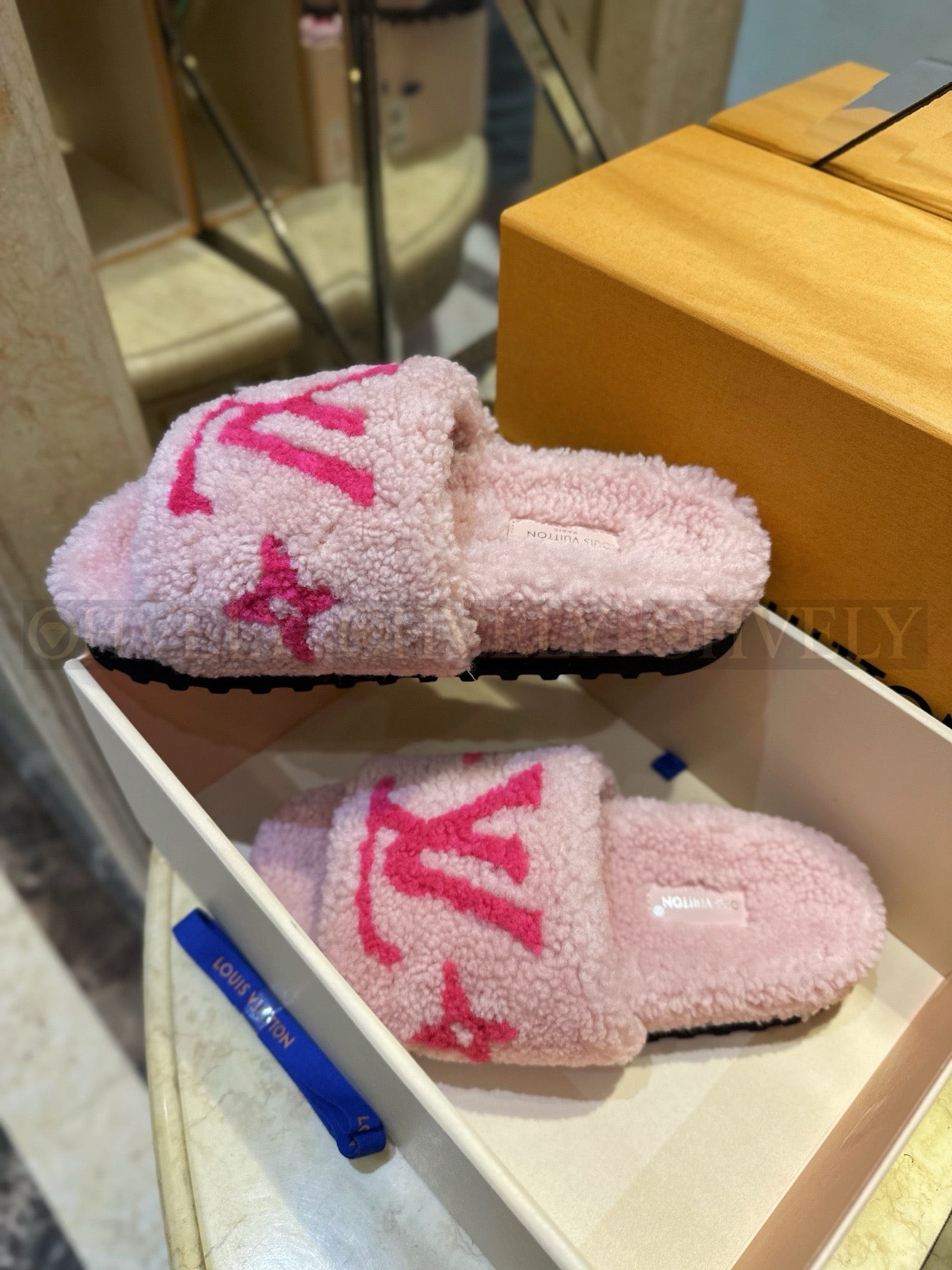 루이비통 파세오 플랫 컴포트 로고 양털 뮬 상품 썸네일