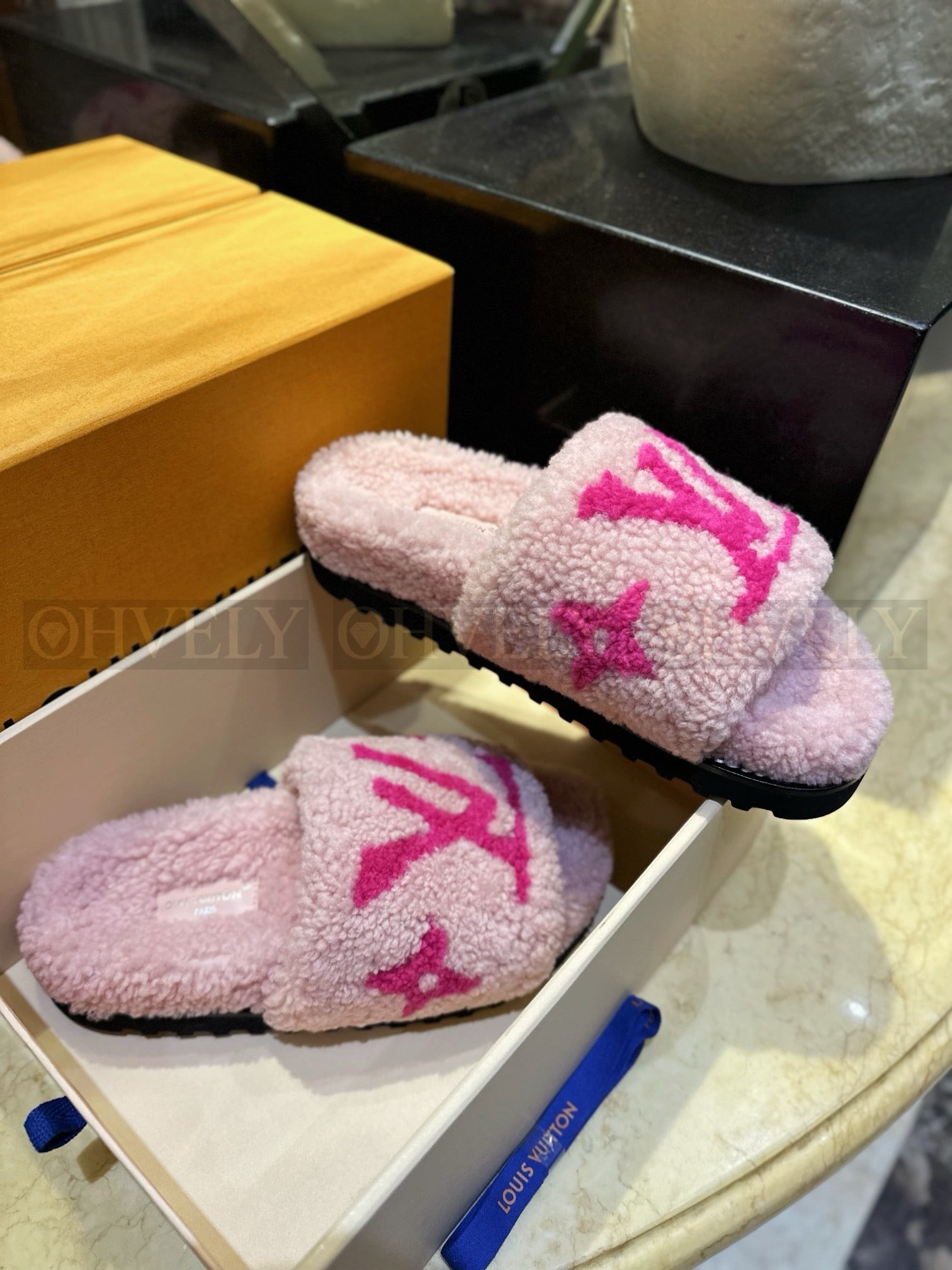 루이비통 파세오 플랫 컴포트 로고 양털 뮬 상품 썸네일