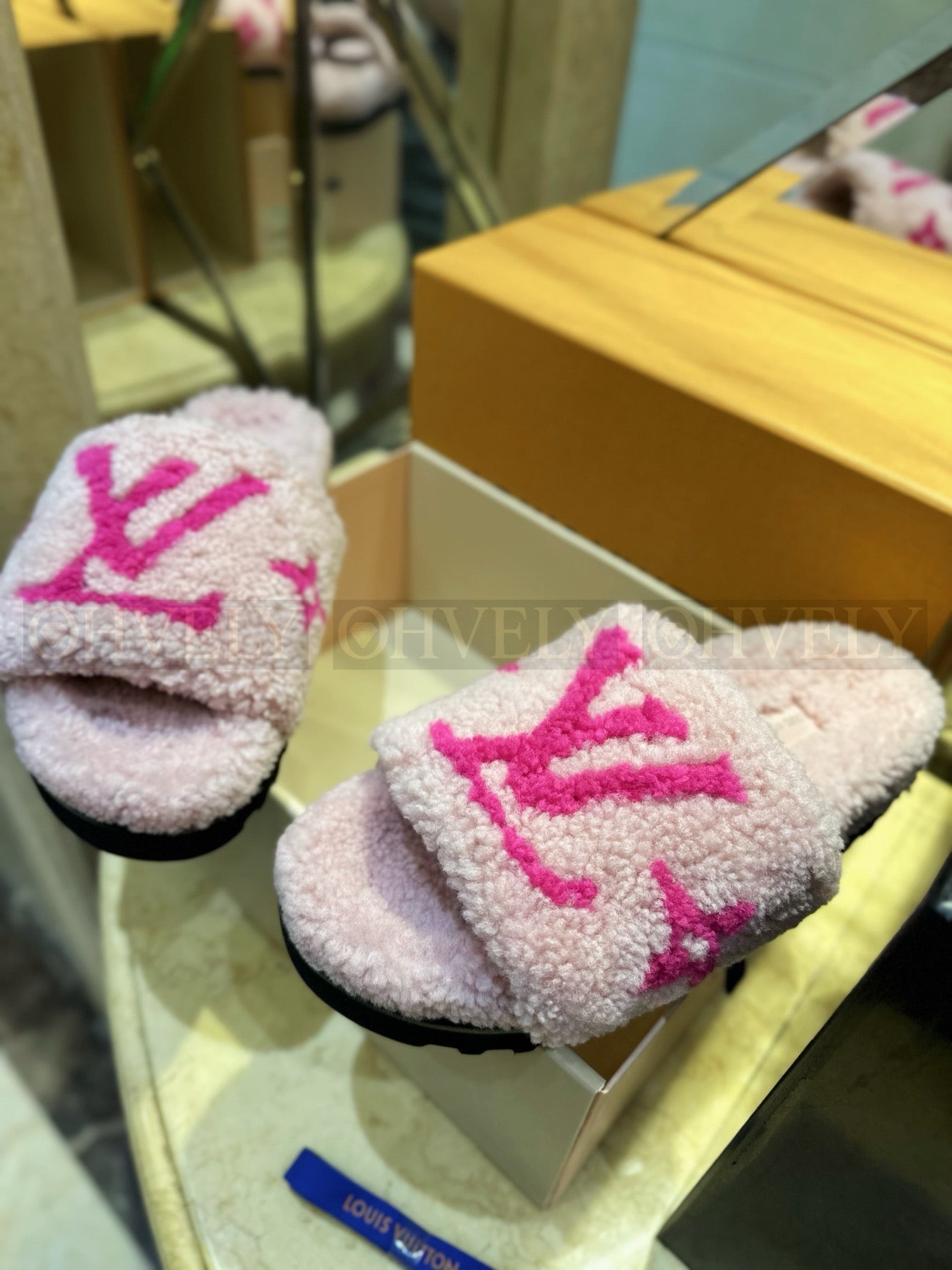 루이비통 파세오 플랫 컴포트 로고 양털 뮬 상품 썸네일