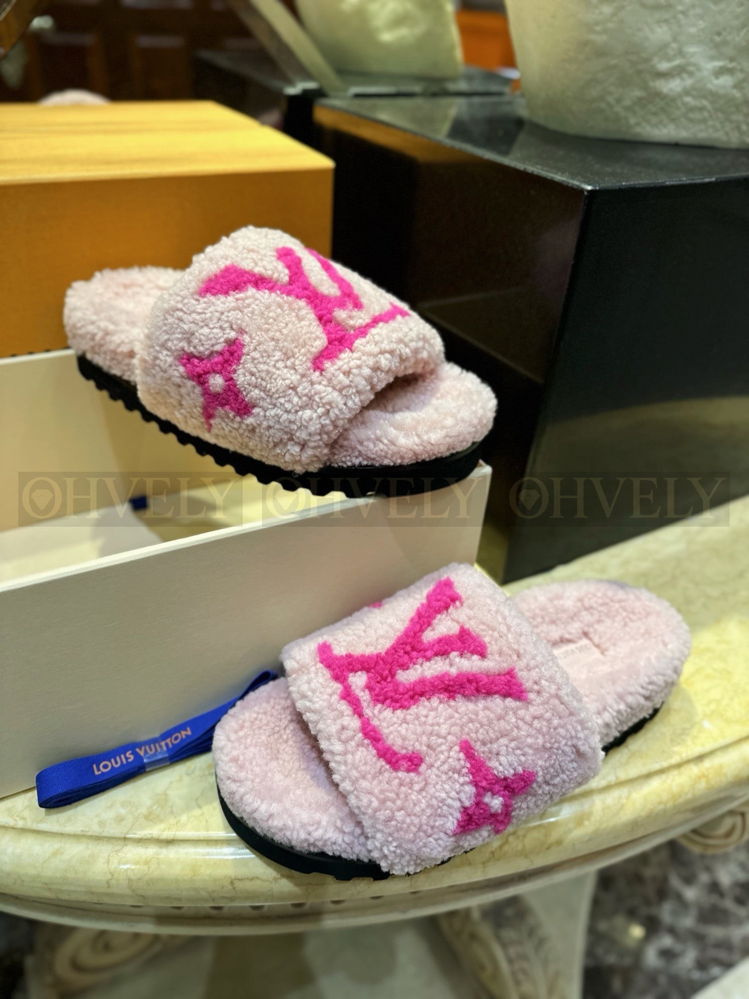 루이비통 파세오 플랫 컴포트 로고 양털 뮬 상품 썸네일