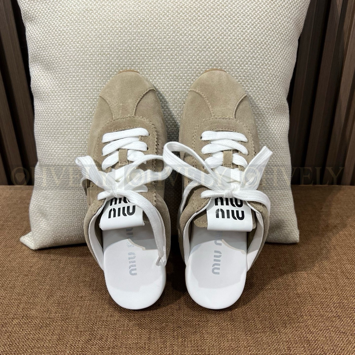 미우미우 플룸 스웨이드 뮬 상품 썸네일