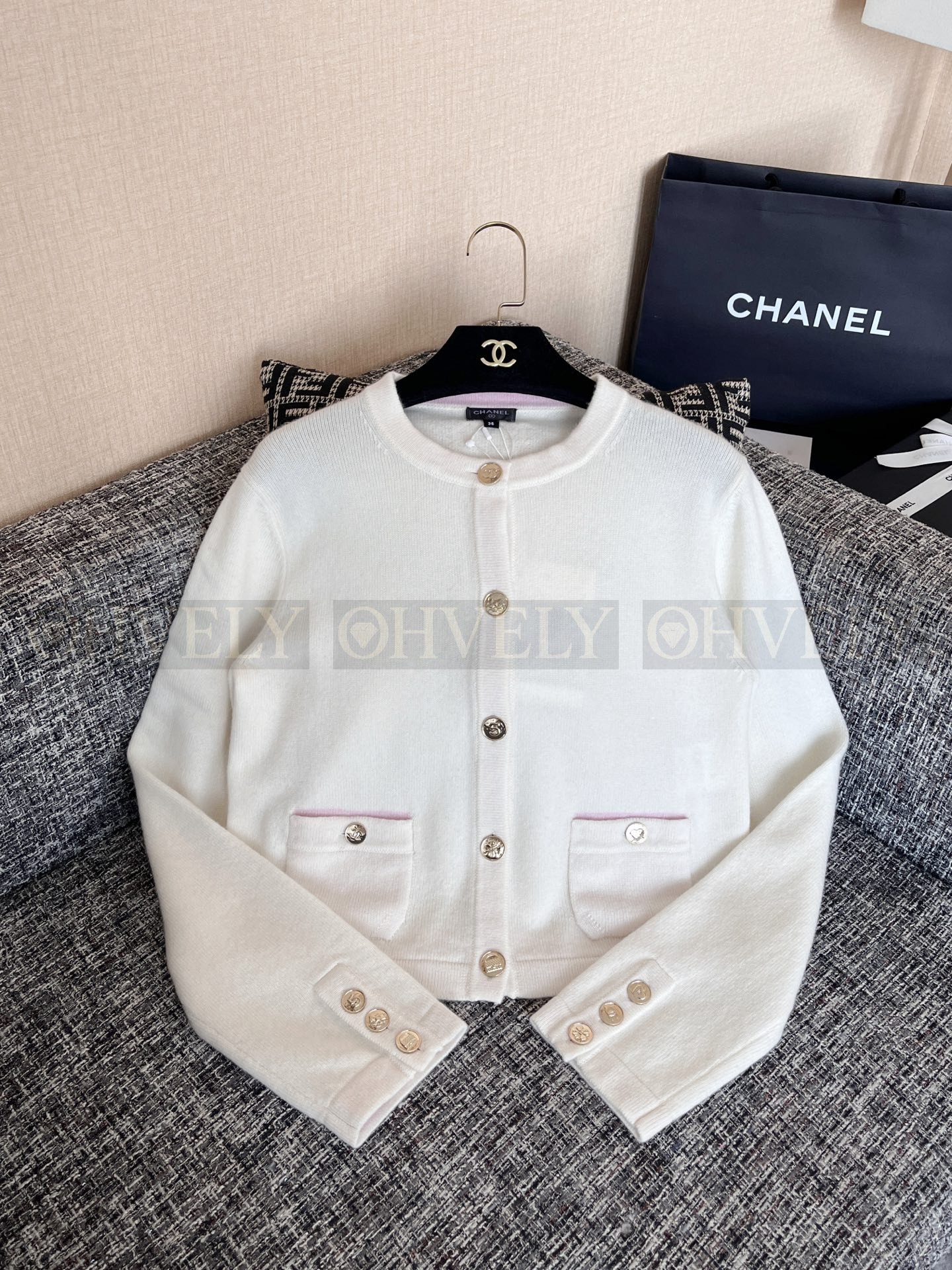 【 ZP 】CHANEL 2025 모직 가디건 (매장가 596만원) 상품 썸네일
