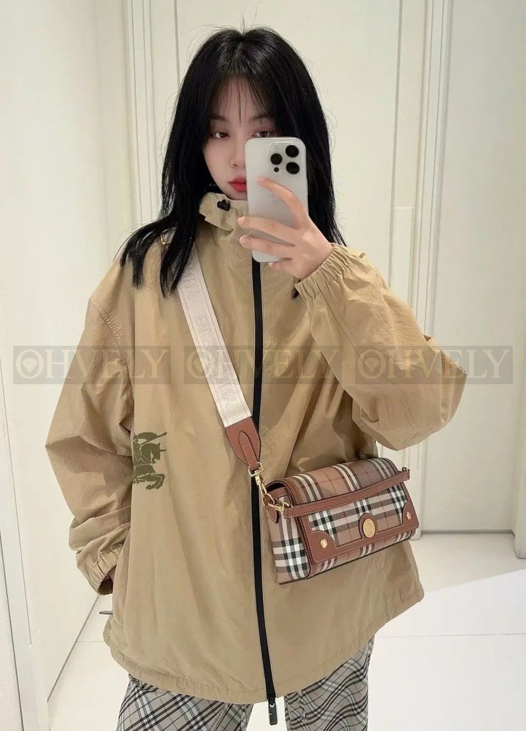 【 ZP 】Burberry 라이트웨이트 베이지 나일론 브렌드 자켓 (매장가 175만원)