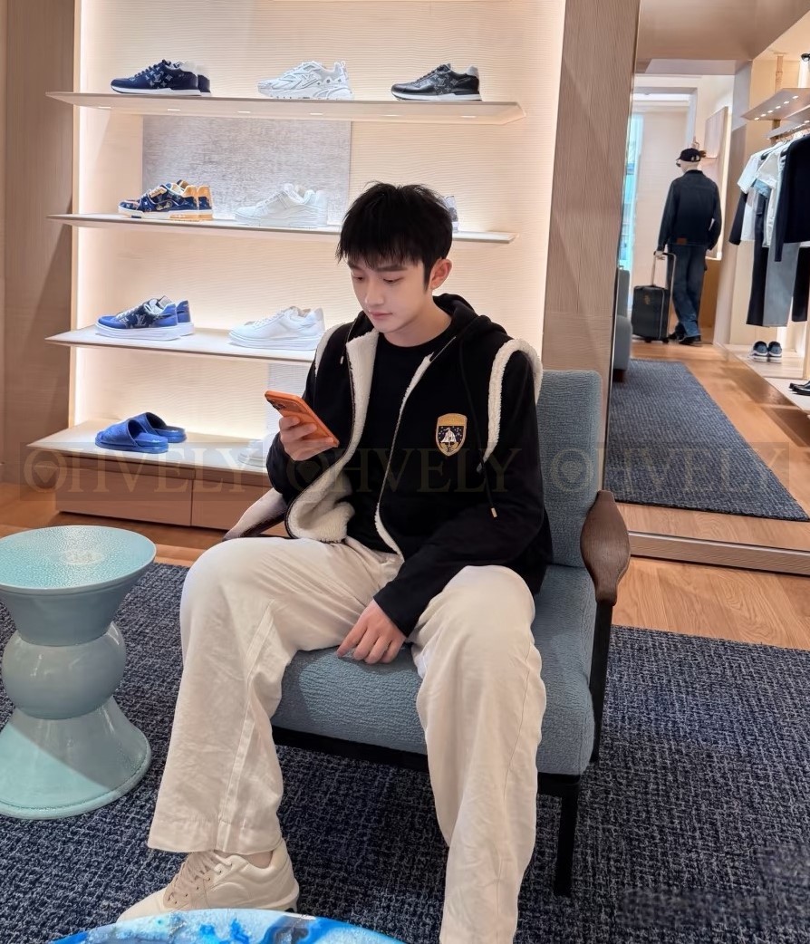 【 ZP 】LOUIS VUITTON 후드 조끼 (매장가 302만원) 상품 썸네일