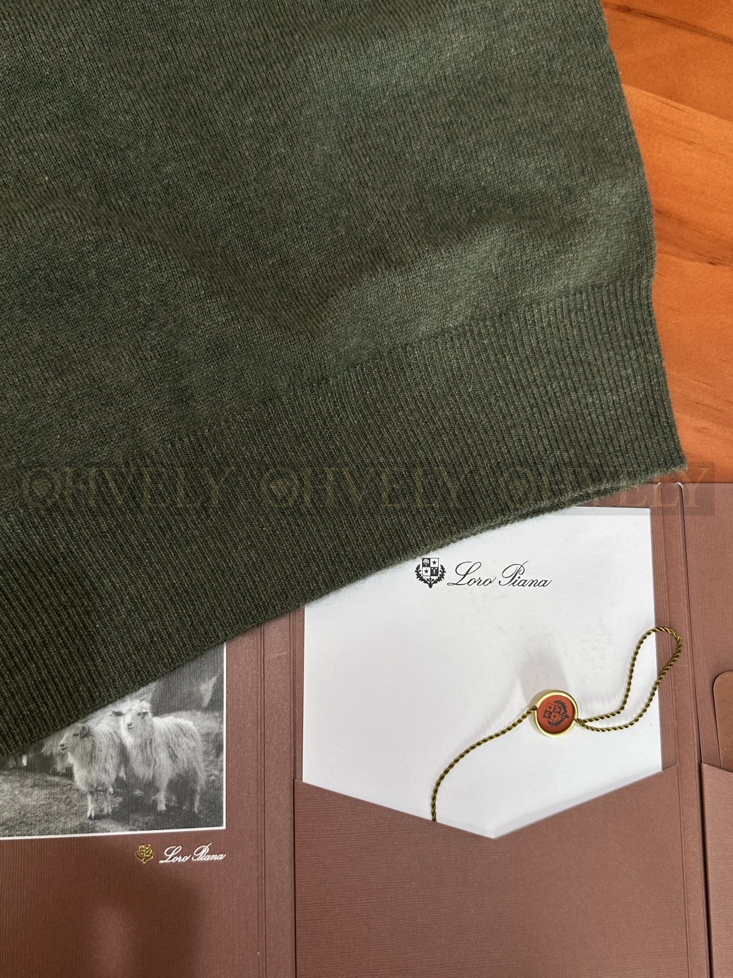 【 ZP 】LoroPiana 라운드 니트 (매장가 274만원) 상품 썸네일
