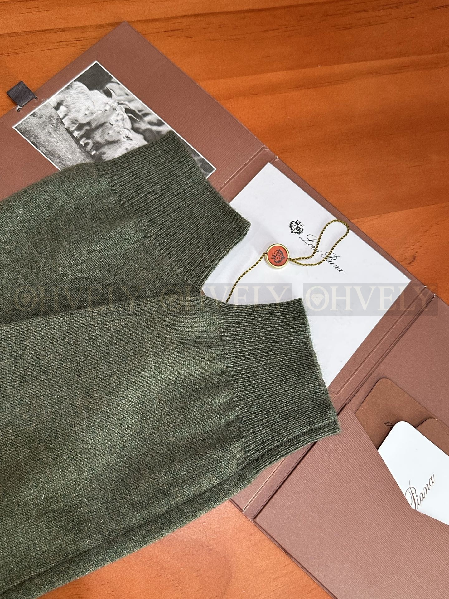 【 ZP 】LoroPiana 라운드 니트 (매장가 274만원) 상품 썸네일