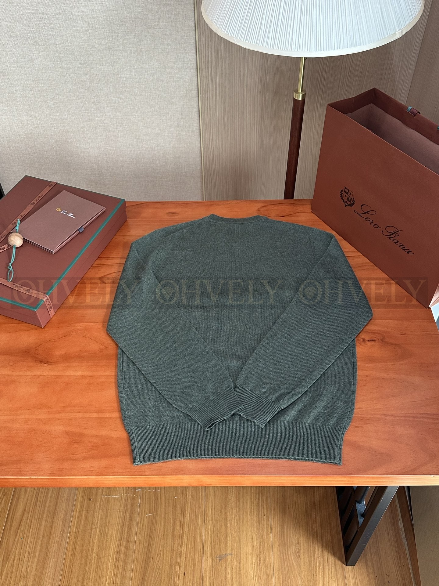 【 ZP 】LoroPiana 라운드 니트 (매장가 274만원) 상품 썸네일