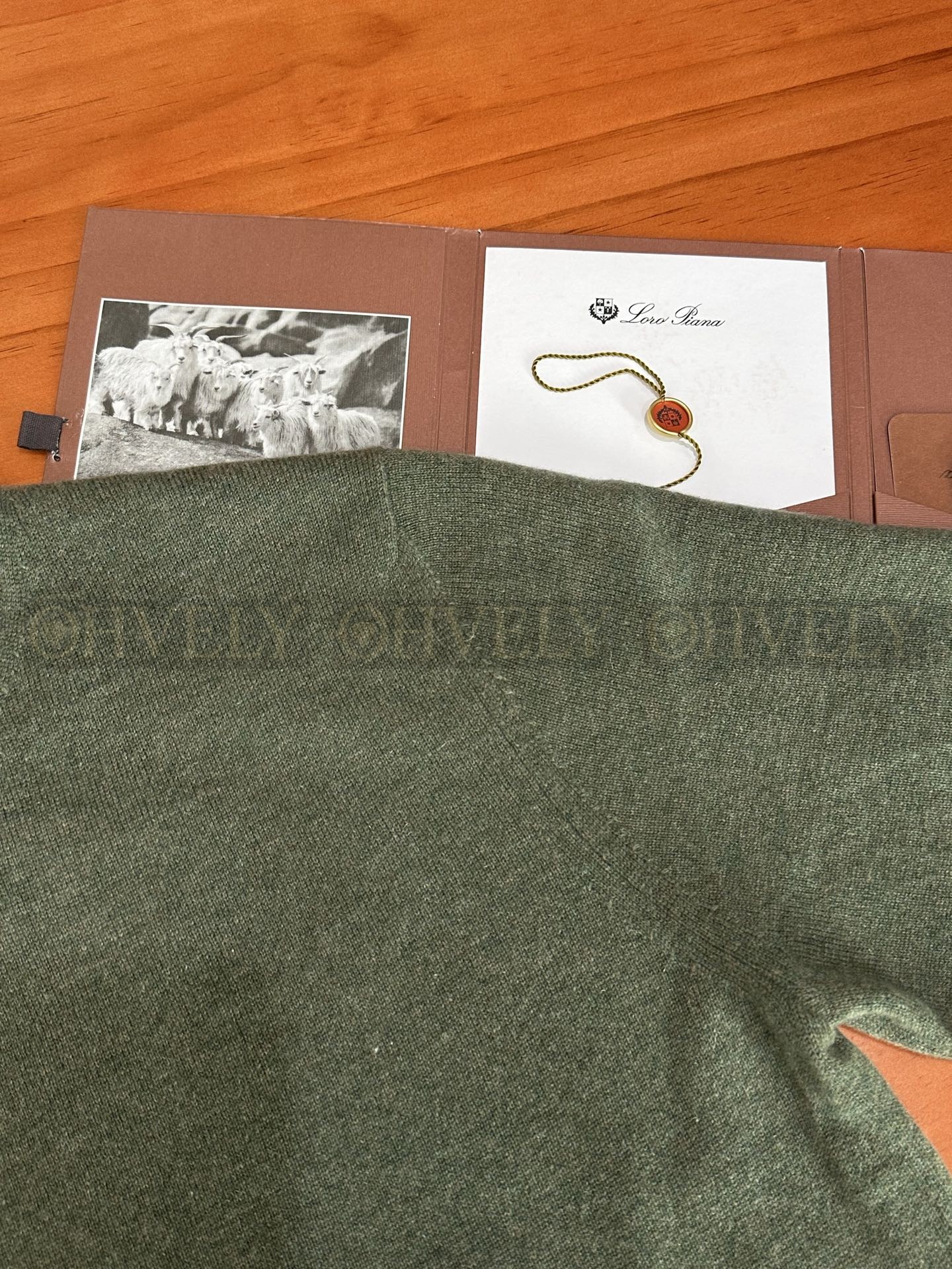 【 ZP 】LoroPiana 라운드 니트 (매장가 274만원) 상품 썸네일