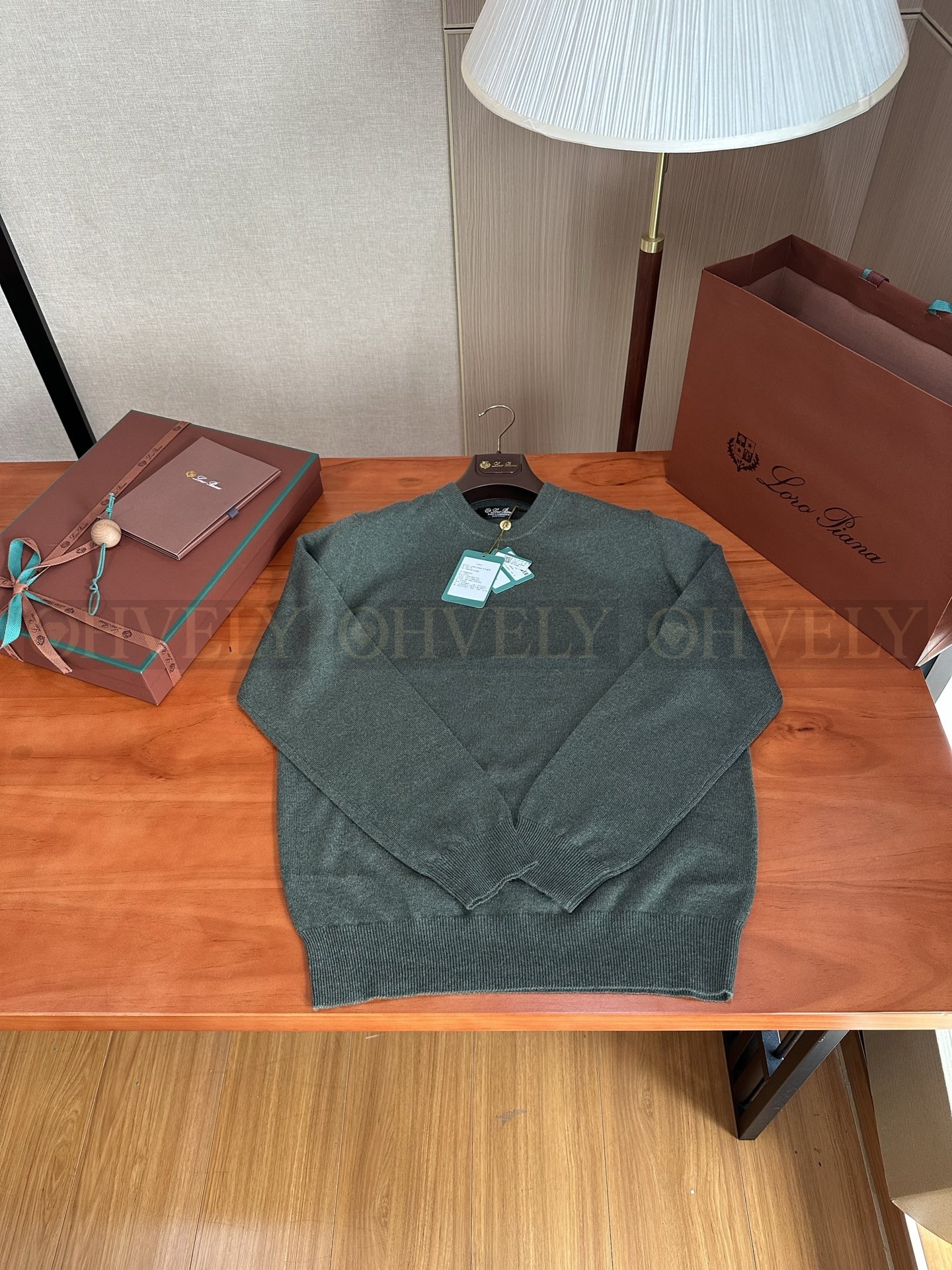 【 ZP 】LoroPiana 라운드 니트 (매장가 274만원) 상품 썸네일