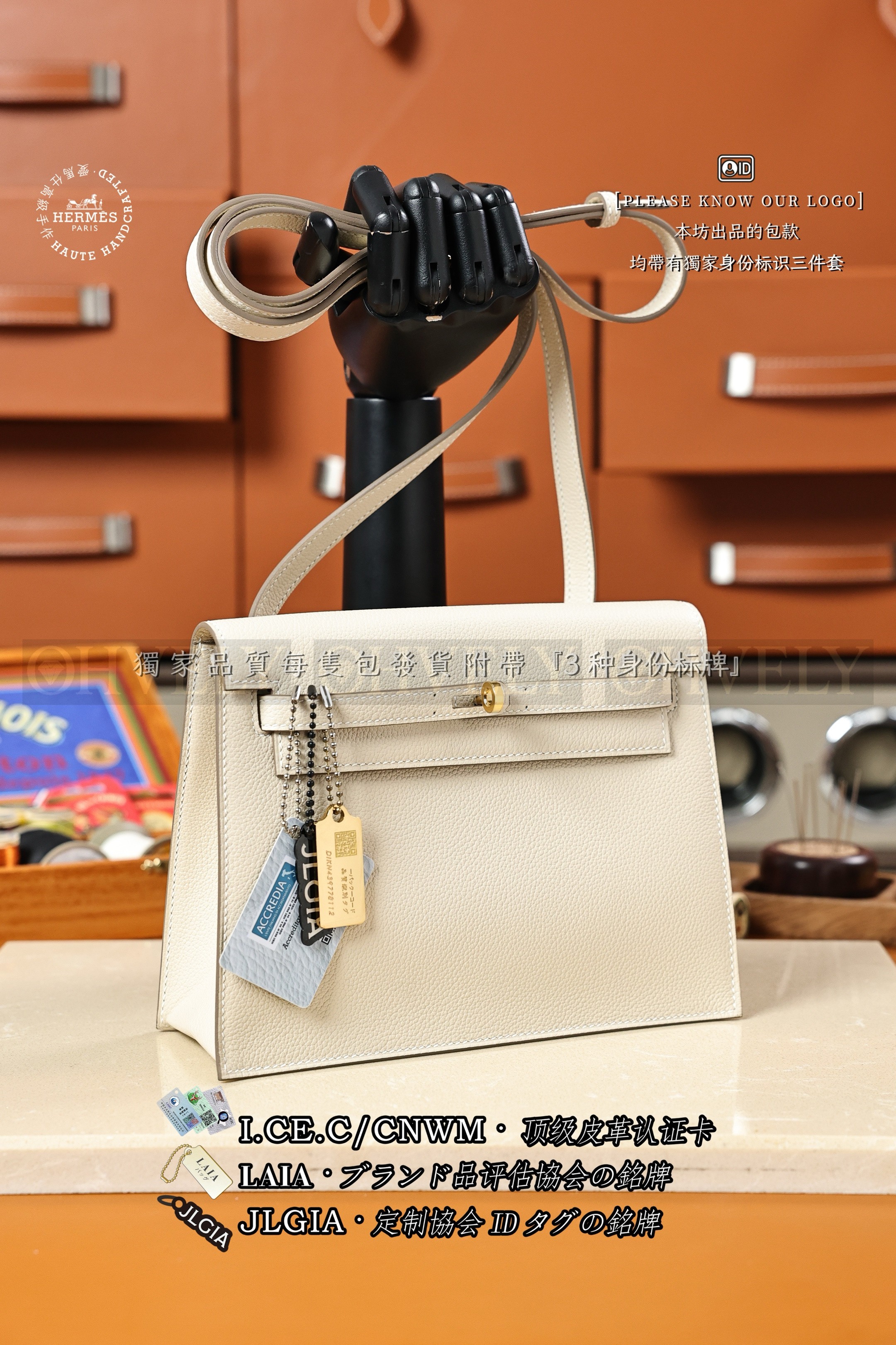 Hermès KELLY 𝘿𝘼𝙉𝙎𝙀 𝟮𝟮 𝘾𝙧𝙖𝙞𝙚 금장 상품 썸네일
