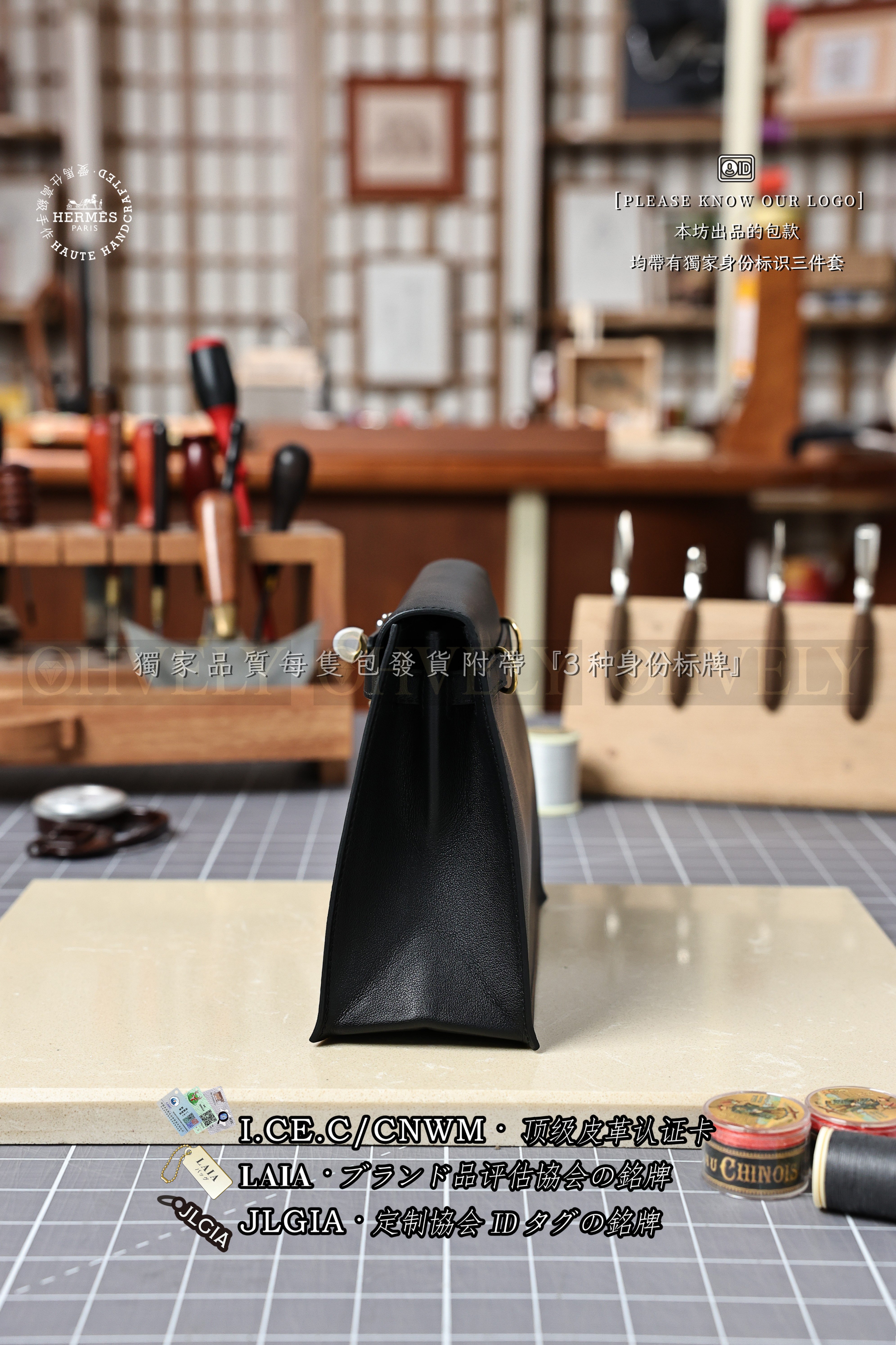 Hermès Kelly 𝘿𝘼𝙉𝙎𝙀 𝟮𝟮 𝙉𝙤𝙞𝙧 금장 상품 썸네일