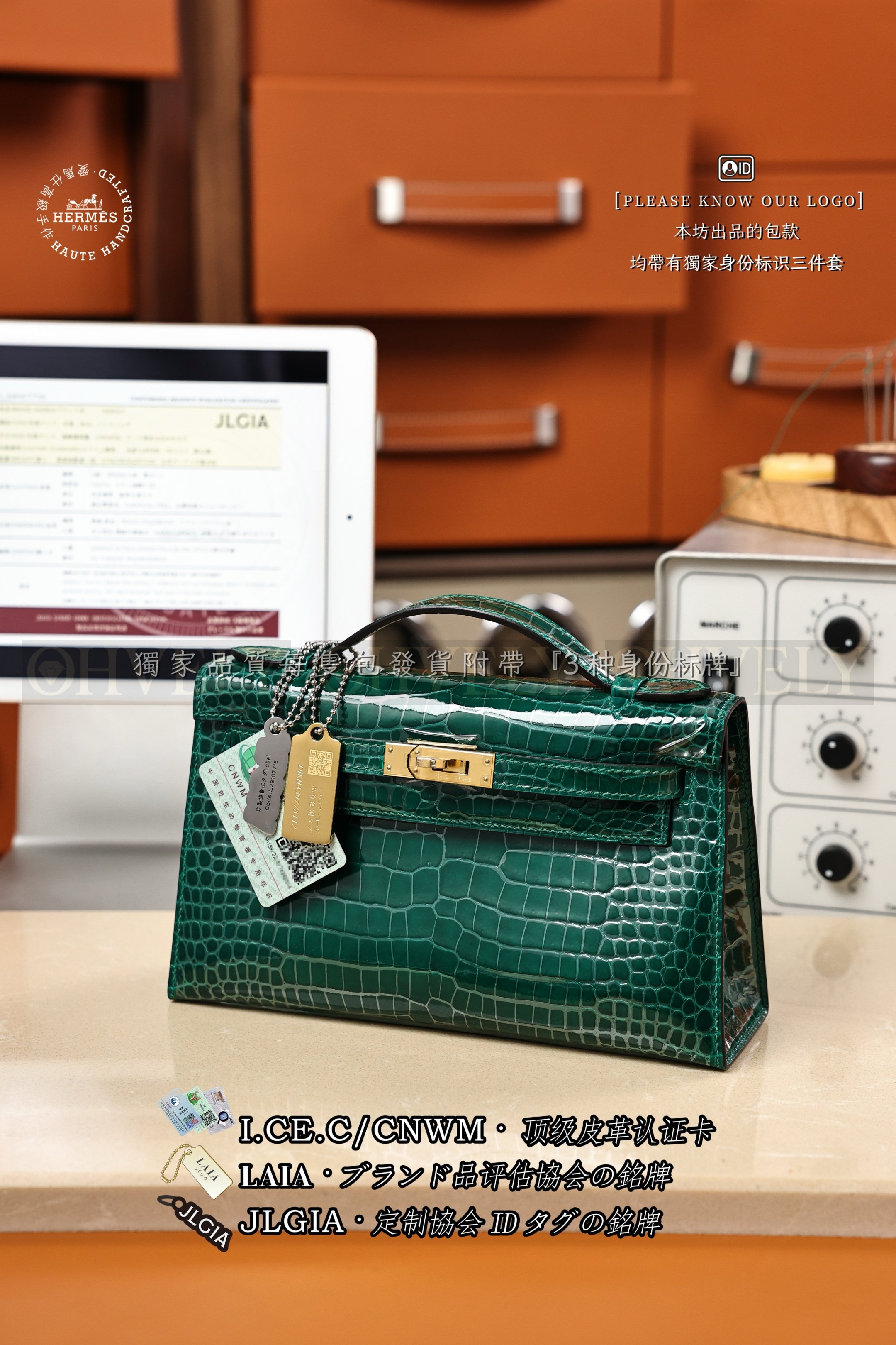 Hermès 𝙼𝚒𝚗𝚒 Kelly 𝙸 𝙿𝚘𝚌𝚑𝚎𝚝𝚝𝚎 𝙴𝚖𝚎𝚛𝚊𝚞𝚍𝚎 금장 상품 썸네일