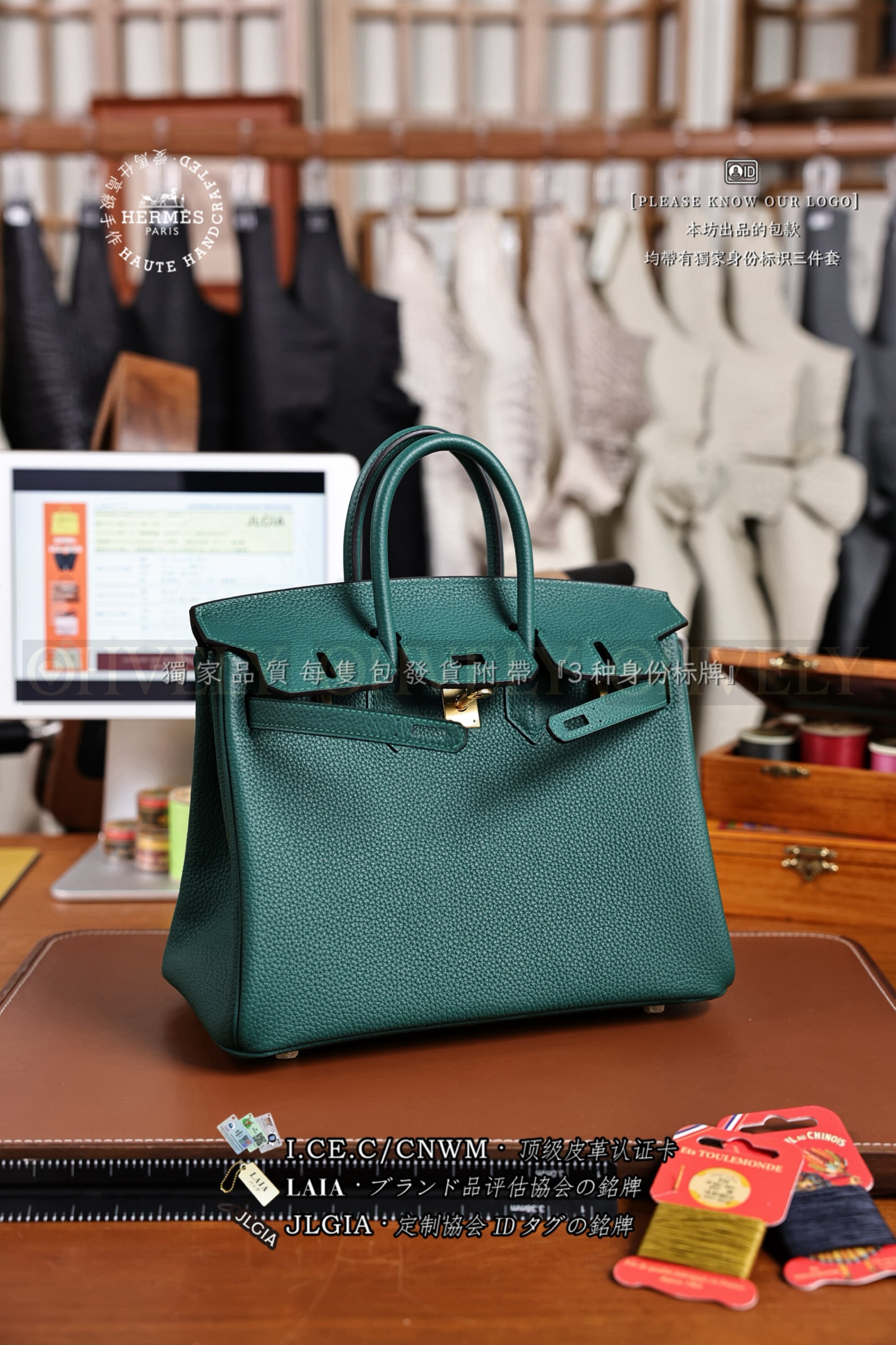 Hermès BIRKIN 𝟮𝟱 𝙏𝙊𝙂𝙊 𝙼𝚊𝚕𝚊𝚌𝚑𝚒𝚝𝚎 금장 상품 썸네일