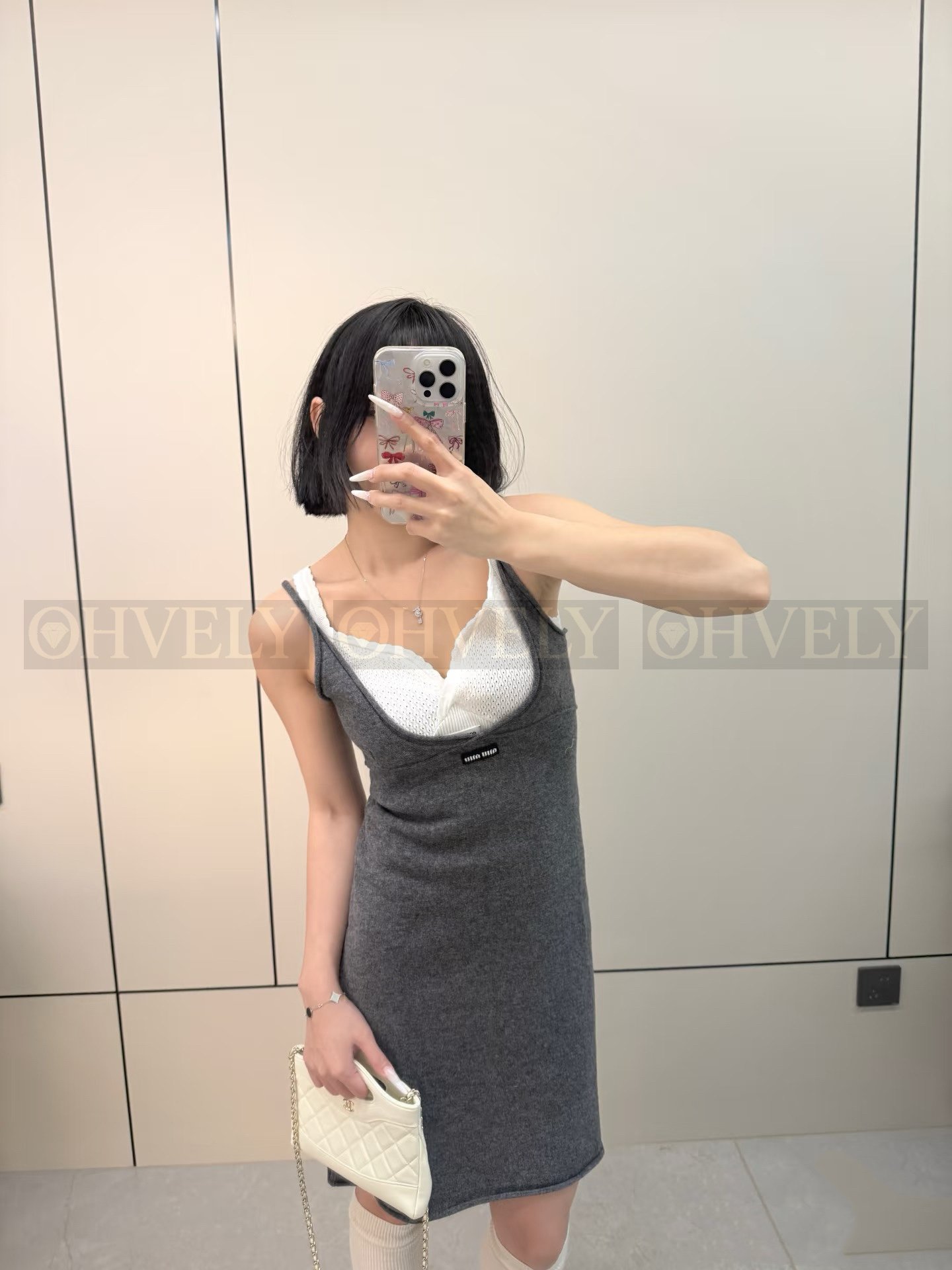 【 ZP버전 】 MIUMIU 미우미우 로고 패치 V넥 니트 탱크 탑 상품 썸네일