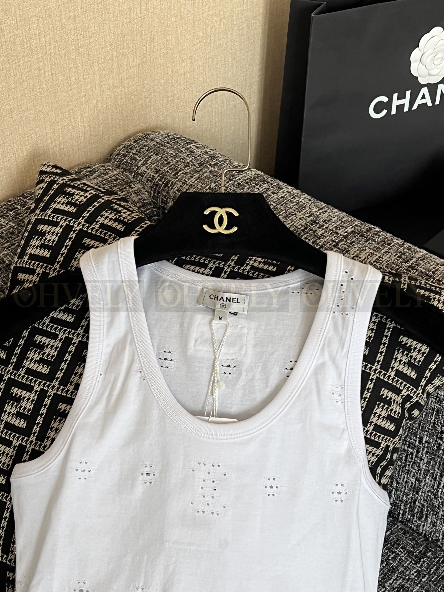 【 ZP버전 】CHANEL 샤넬 25C CC로고 펀칭 슬리브리스 탑 상품 썸네일