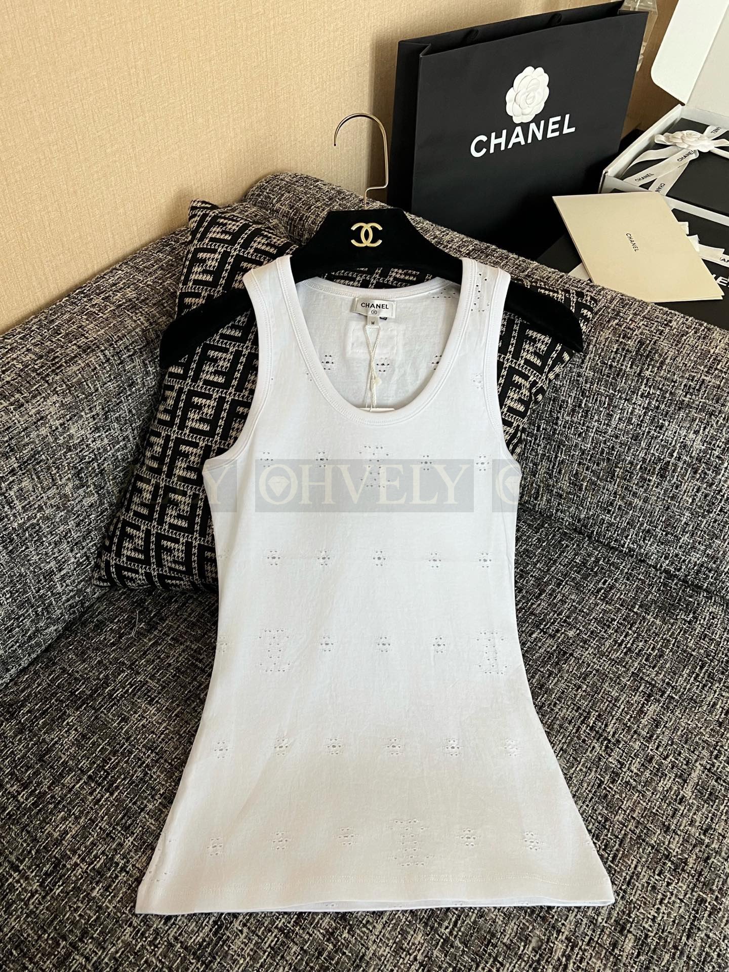 【 ZP버전 】CHANEL 샤넬 25C CC로고 펀칭 슬리브리스 탑 상품 썸네일