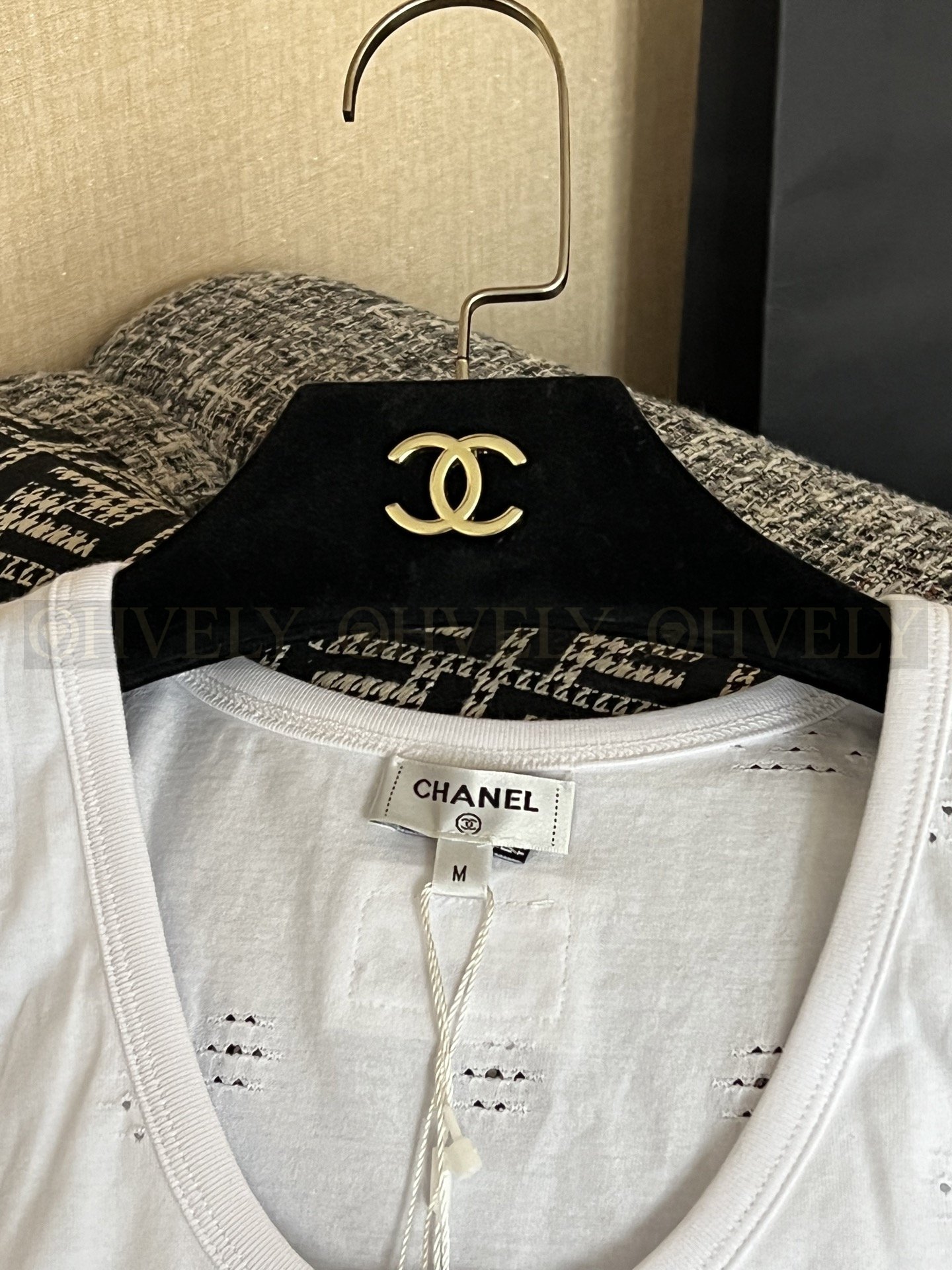 【 ZP버전 】CHANEL 샤넬 25C CC로고 펀칭 슬리브리스 탑 상품 썸네일