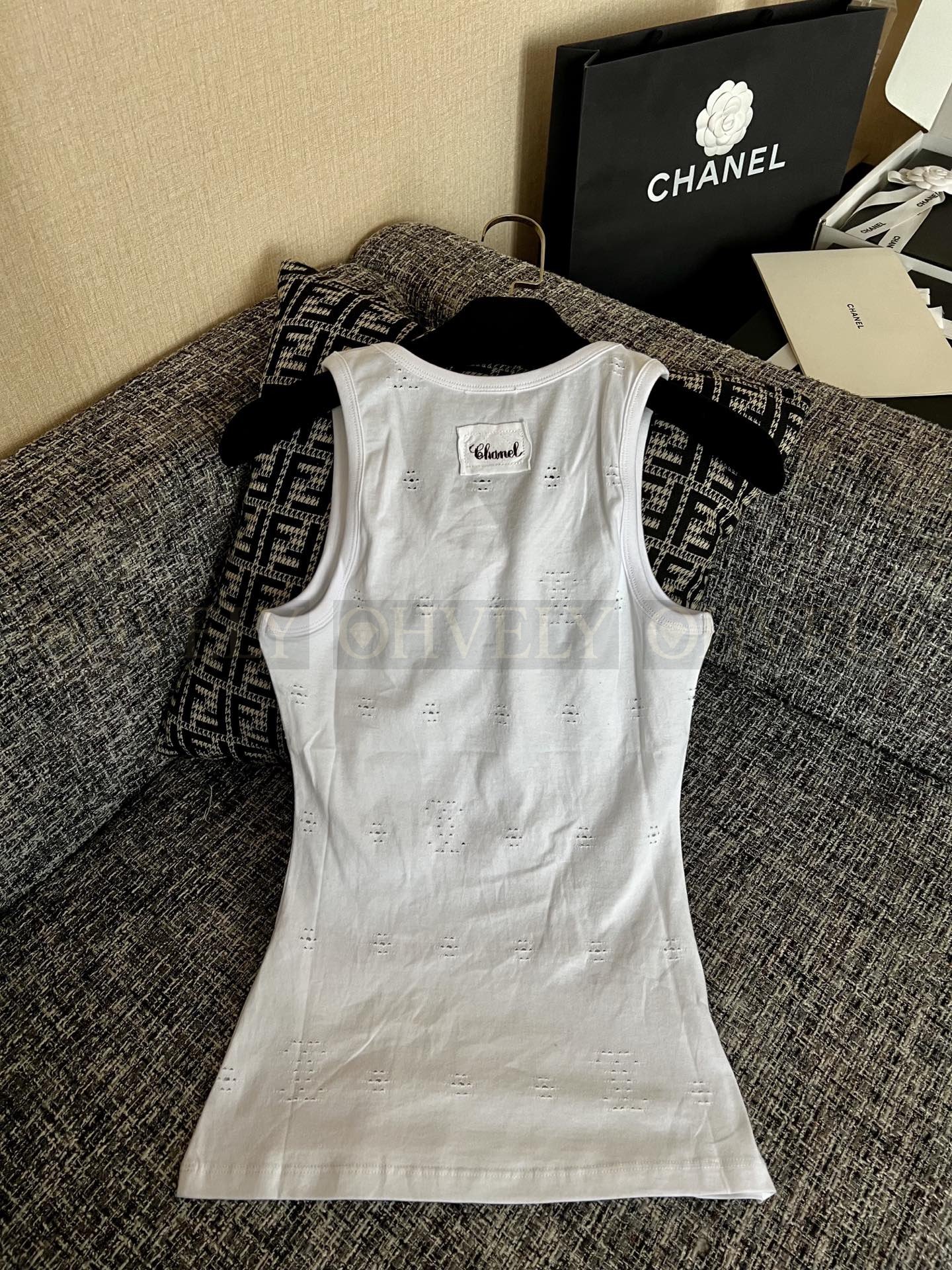 【 ZP버전 】CHANEL 샤넬 25C CC로고 펀칭 슬리브리스 탑 상품 썸네일