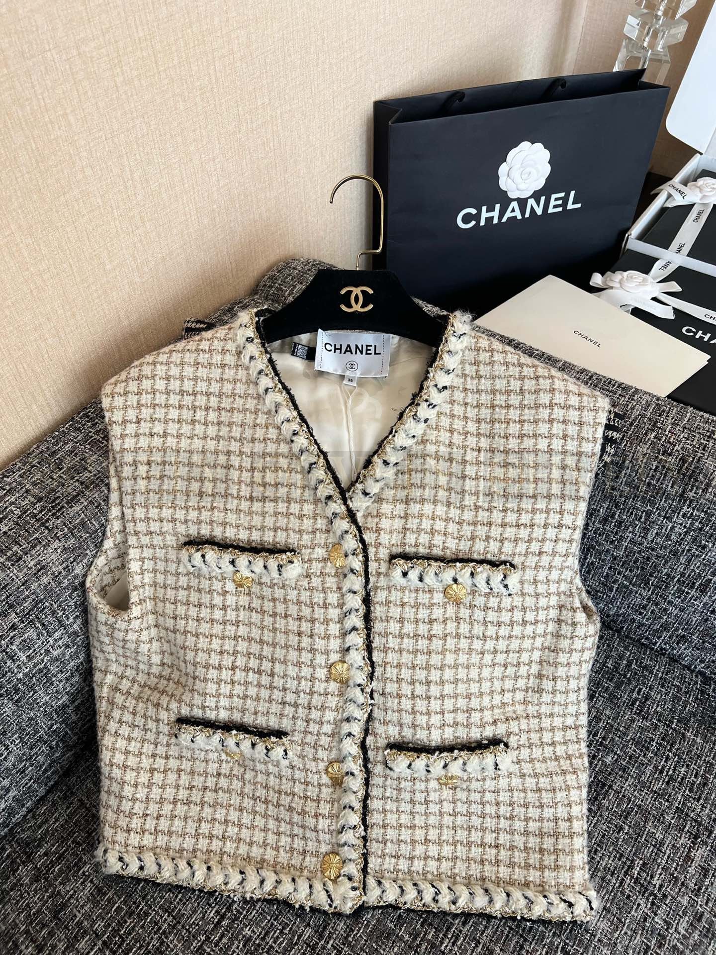 【 ZP버전 】 CHANEL 샤 26P 펀칭 체크 트위드 베스트 상품 썸네일