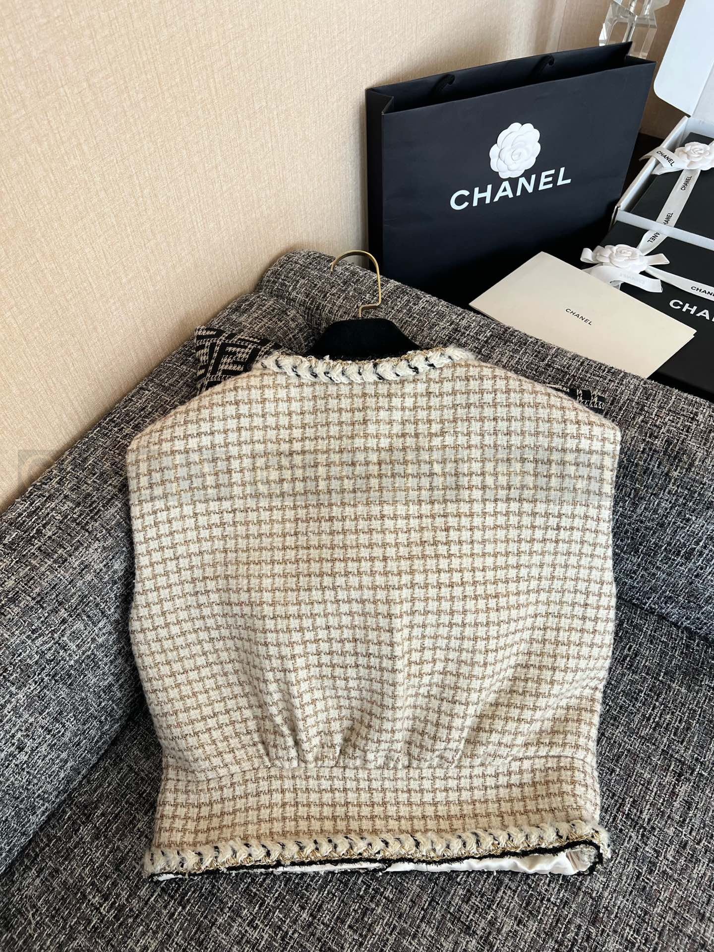 【 ZP버전 】 CHANEL 샤 26P 펀칭 체크 트위드 베스트 상품 썸네일