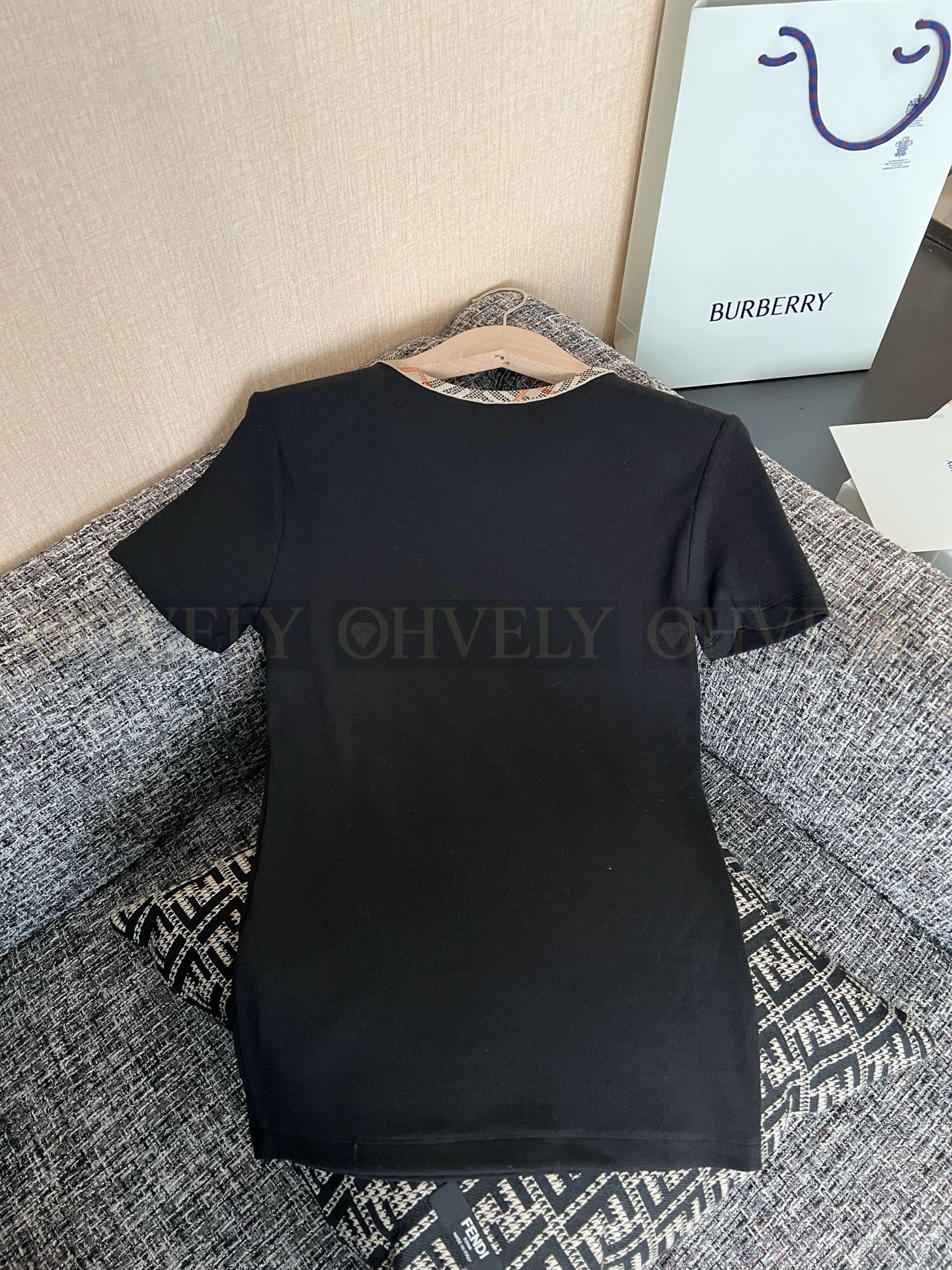 【 ZP버전 】 BURBERRY 버버리 체크 칼라 사이드 슬라이싱 반팔 티셔츠 상품 썸네일