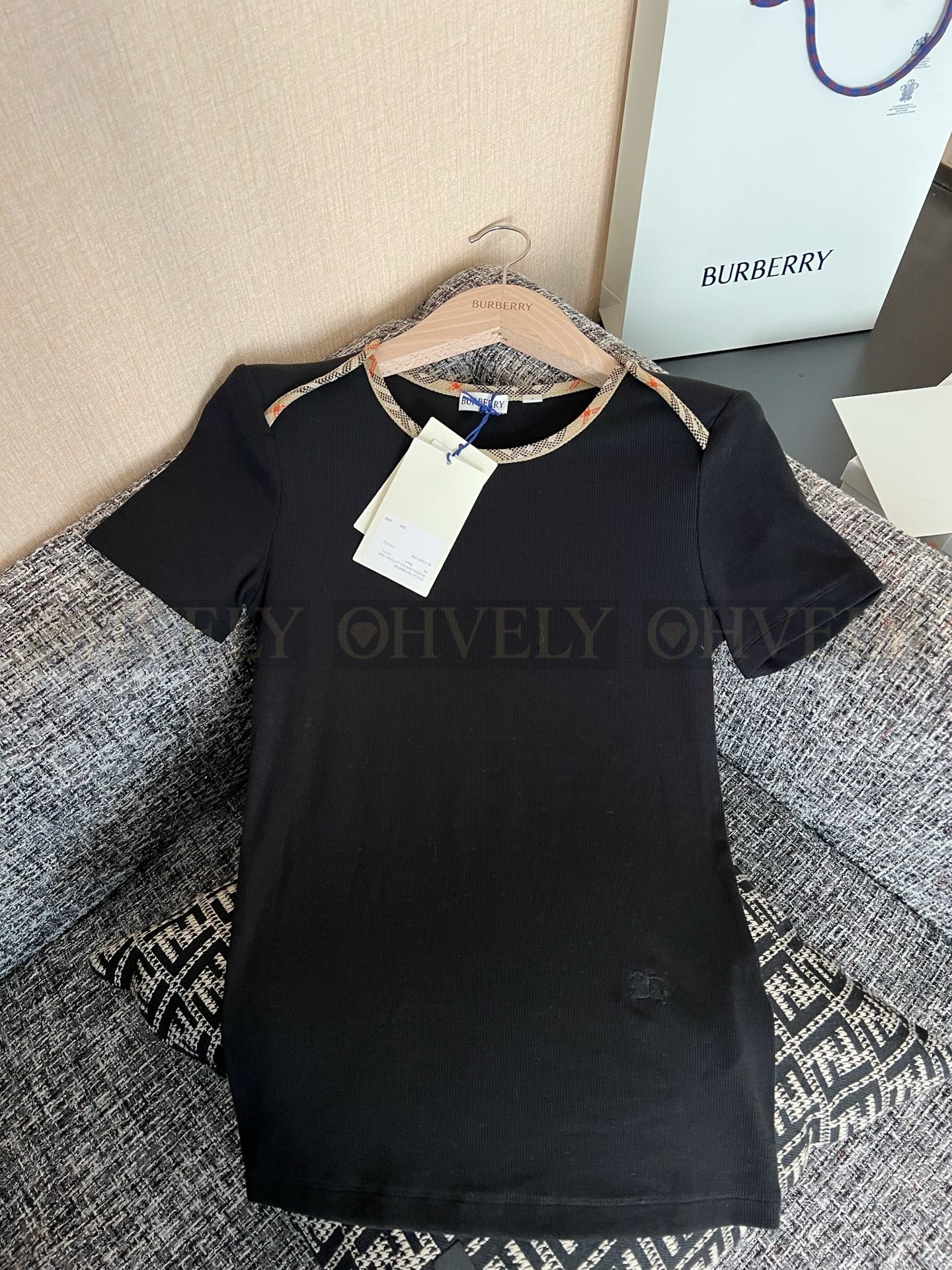 【 ZP버전 】 BURBERRY 버버리 체크 칼라 사이드 슬라이싱 반팔 티셔츠 상품 썸네일
