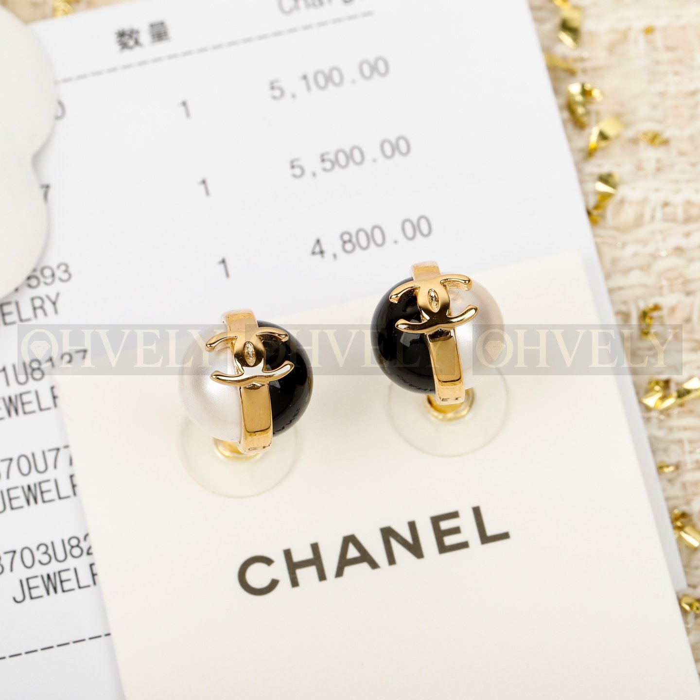샤넬 CHANEL 바이컬러 레진 후프 이어링 (금장)