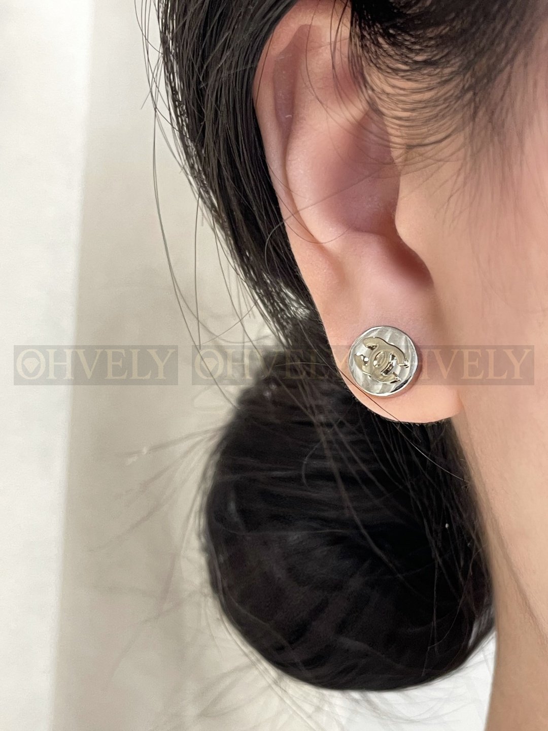 샤넬 CHANEL 바이컬러 버튼 이어링 상품 썸네일
