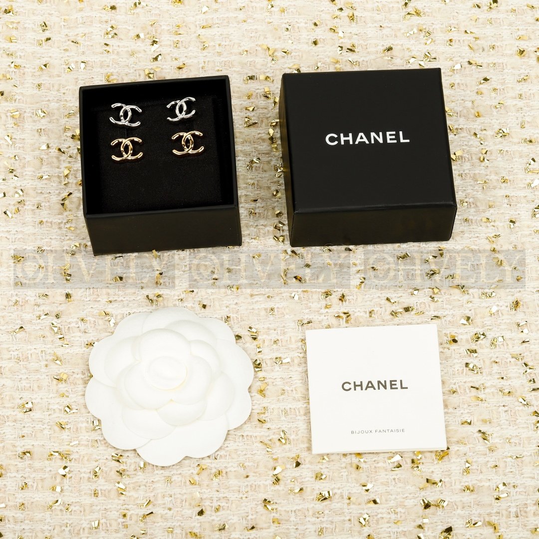 샤넬 CHANEL 해머드 스터드 이어링 (실버) 상품 썸네일