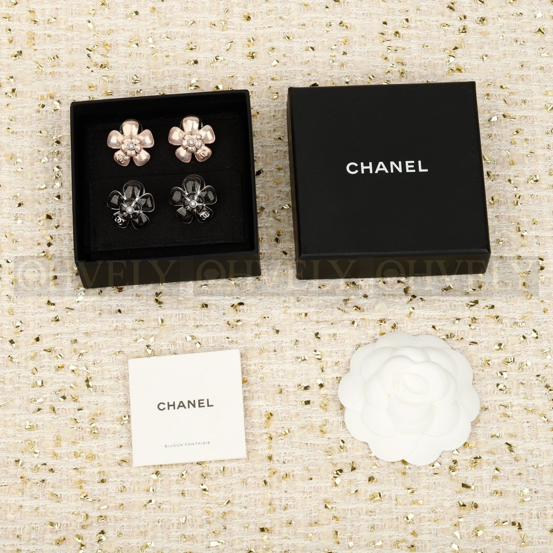 샤넬 CHANEL 크루즈 쇼 까멜리아 스터드 이어링 (블랙) 상품 썸네일