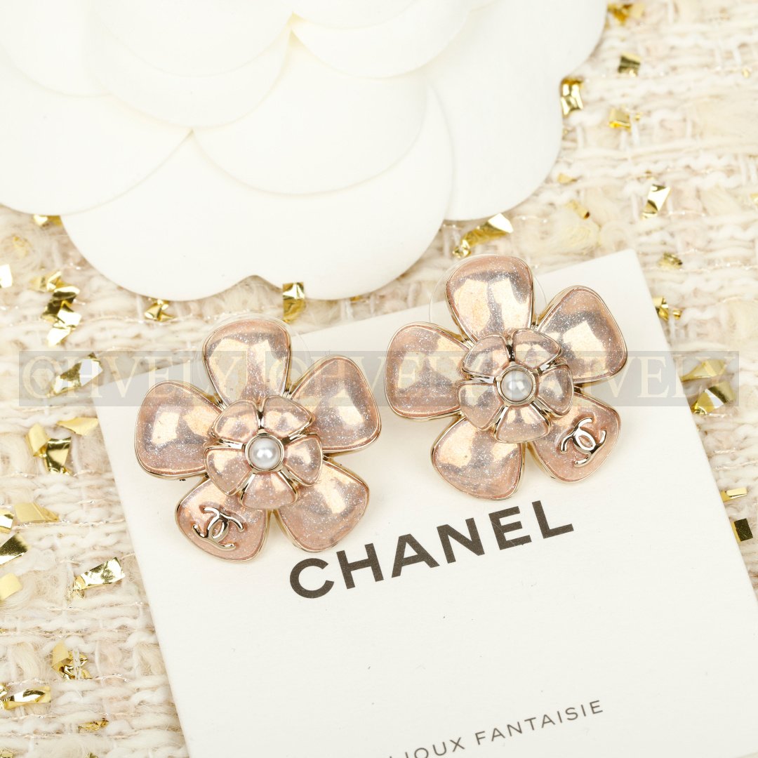 샤넬 CHANEL 크루즈 쇼 까멜리아 스터드 이어링 (화이트)