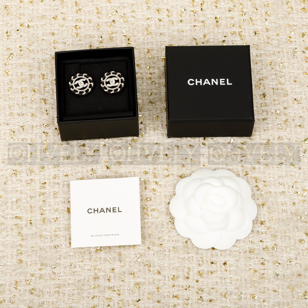 샤넬 CHANEL 메탈 램스킨 스트라스 이어링 상품 썸네일