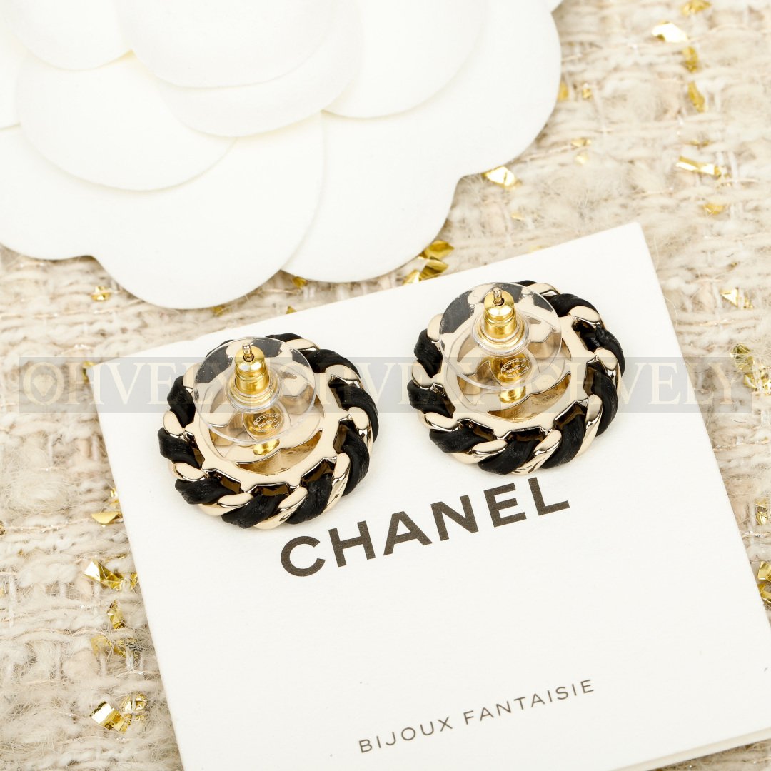 샤넬 CHANEL 메탈 램스킨 스트라스 이어링 상품 썸네일