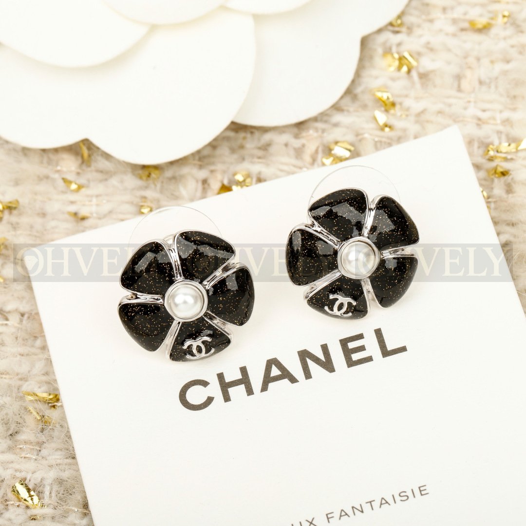 샤넬 CHANEL 크루즈 쇼 까멜리아 스터드 이어링 (블랙) 상품 썸네일