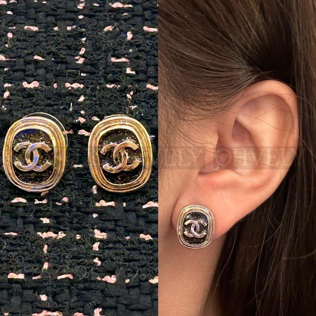 샤넬 CHANEL 블랙 메탈 레진 스터드 이어링 상품 썸네일