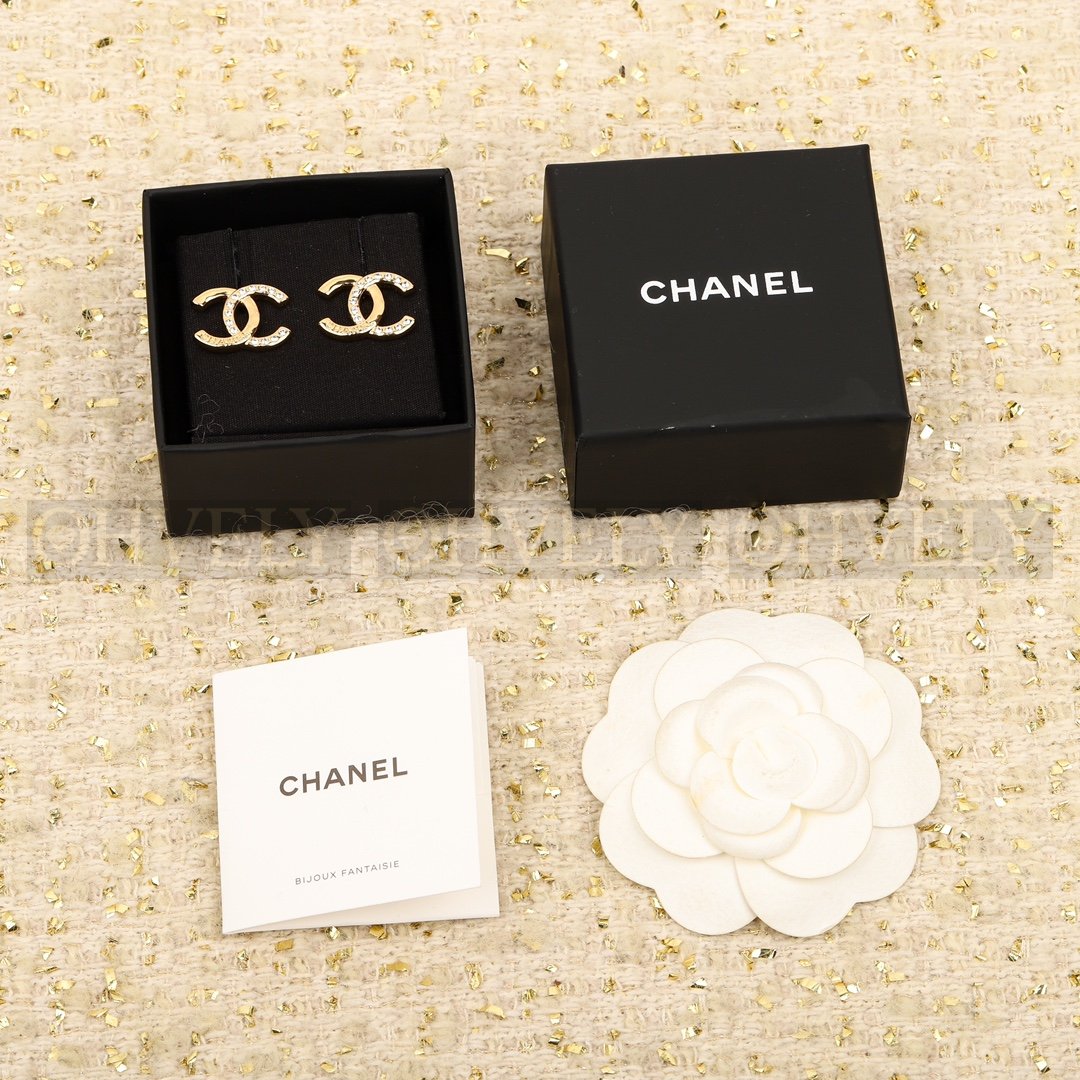 샤넬 CHANEL 크리스탈 레터링 스터드 이어링 상품 썸네일