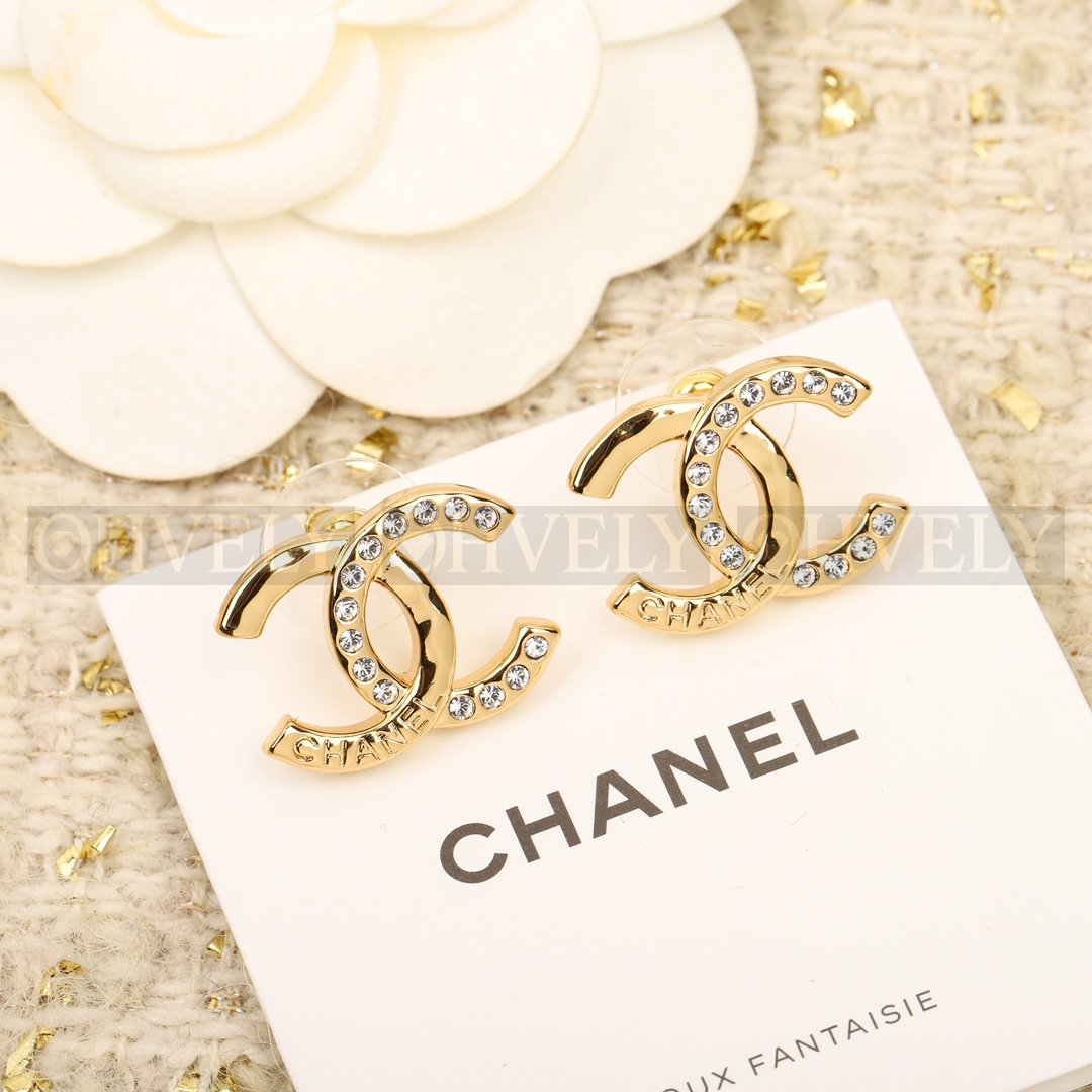 샤넬 CHANEL 크리스탈 레터링 스터드 이어링 상품 썸네일