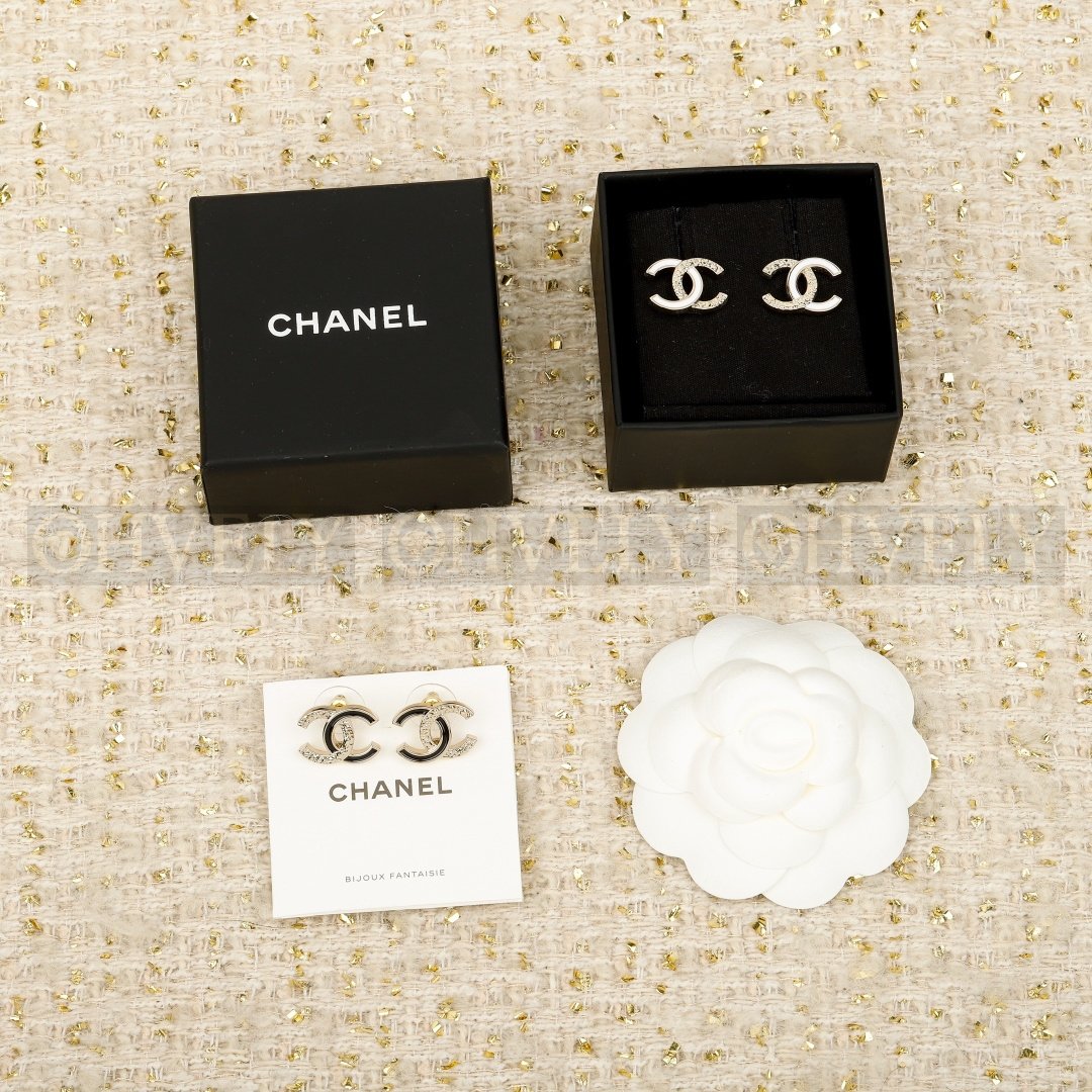 샤넬 CHANEL 데님 크리스탈 반반 CC 로고 귀걸이 (블랙) 상품 썸네일