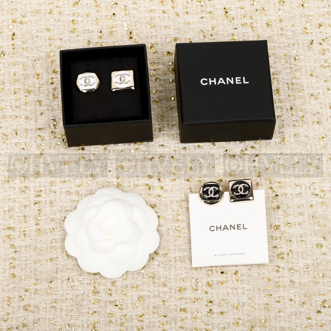 샤넬 CHANEL 비대칭 라운드 & 스퀘어 CC 로고 이어링 (화이트) 상품 썸네일