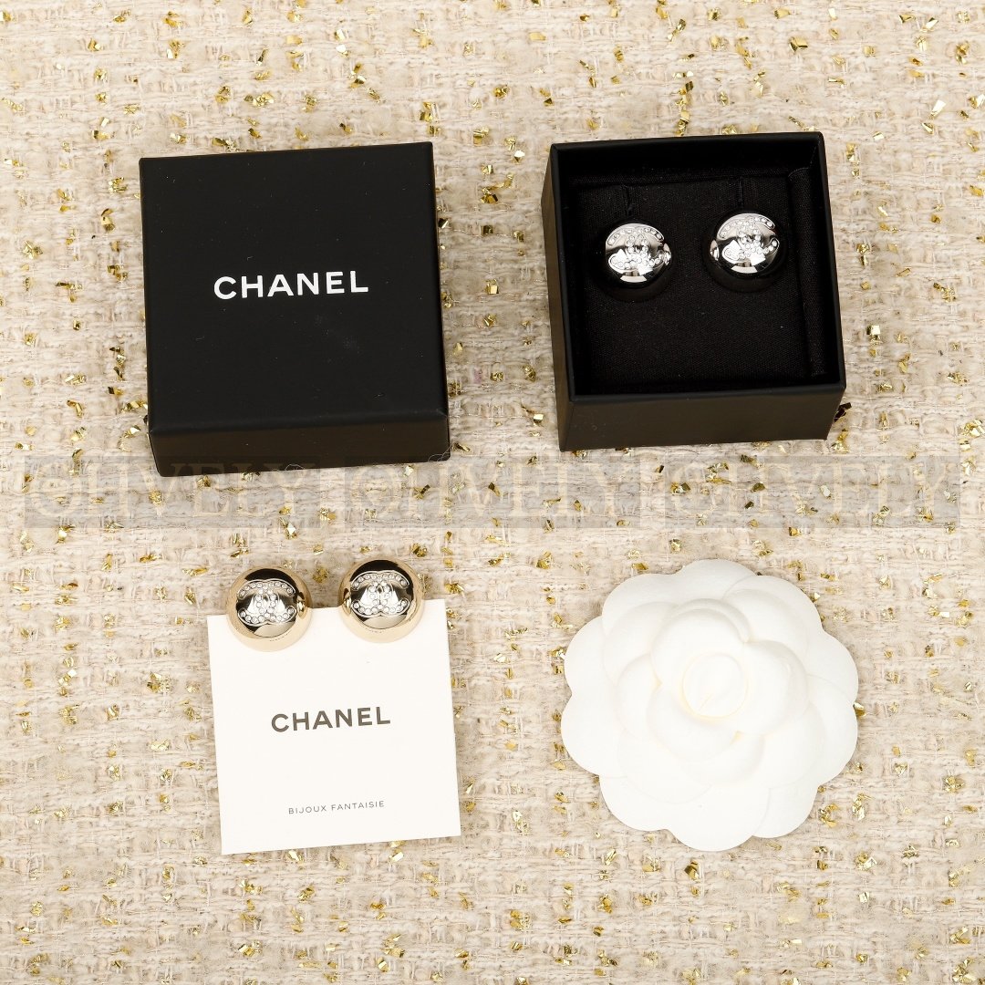 샤넬 CHANEL 메탈 스트라스 돔 이어링 (골드) 상품 썸네일