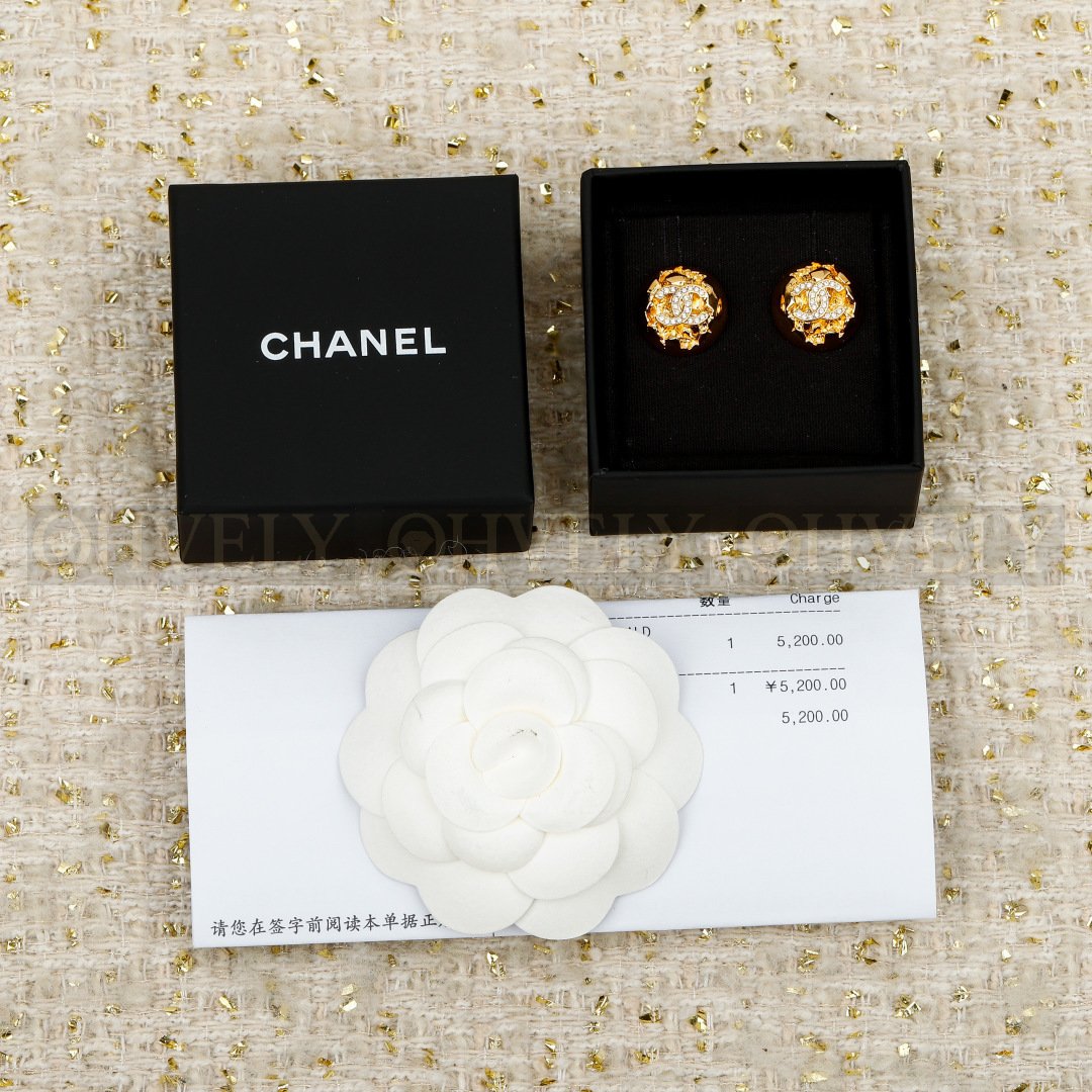 샤넬 CHANEL 해머드 메탈 스트라스 돔 이어링 상품 썸네일