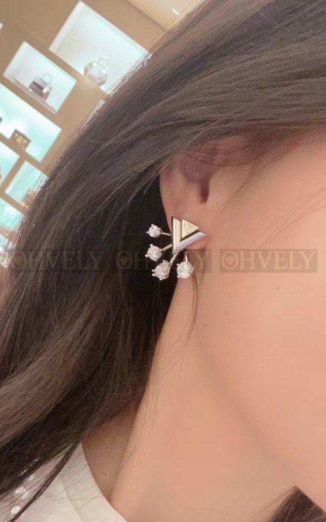 루이비통 Louis Vuitton 북클 드레이유 V 스트라스 이어링 상품 썸네일