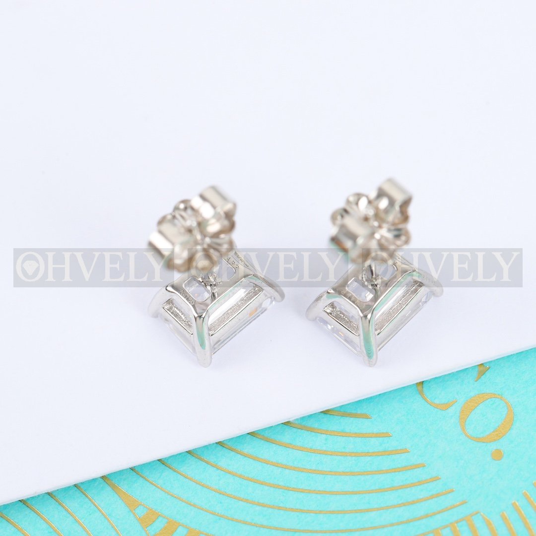 티파니앤코 Tiffany & Co. 솔리테어 에메랄드 컷 다이아몬드 스터드 이어링 상품 썸네일