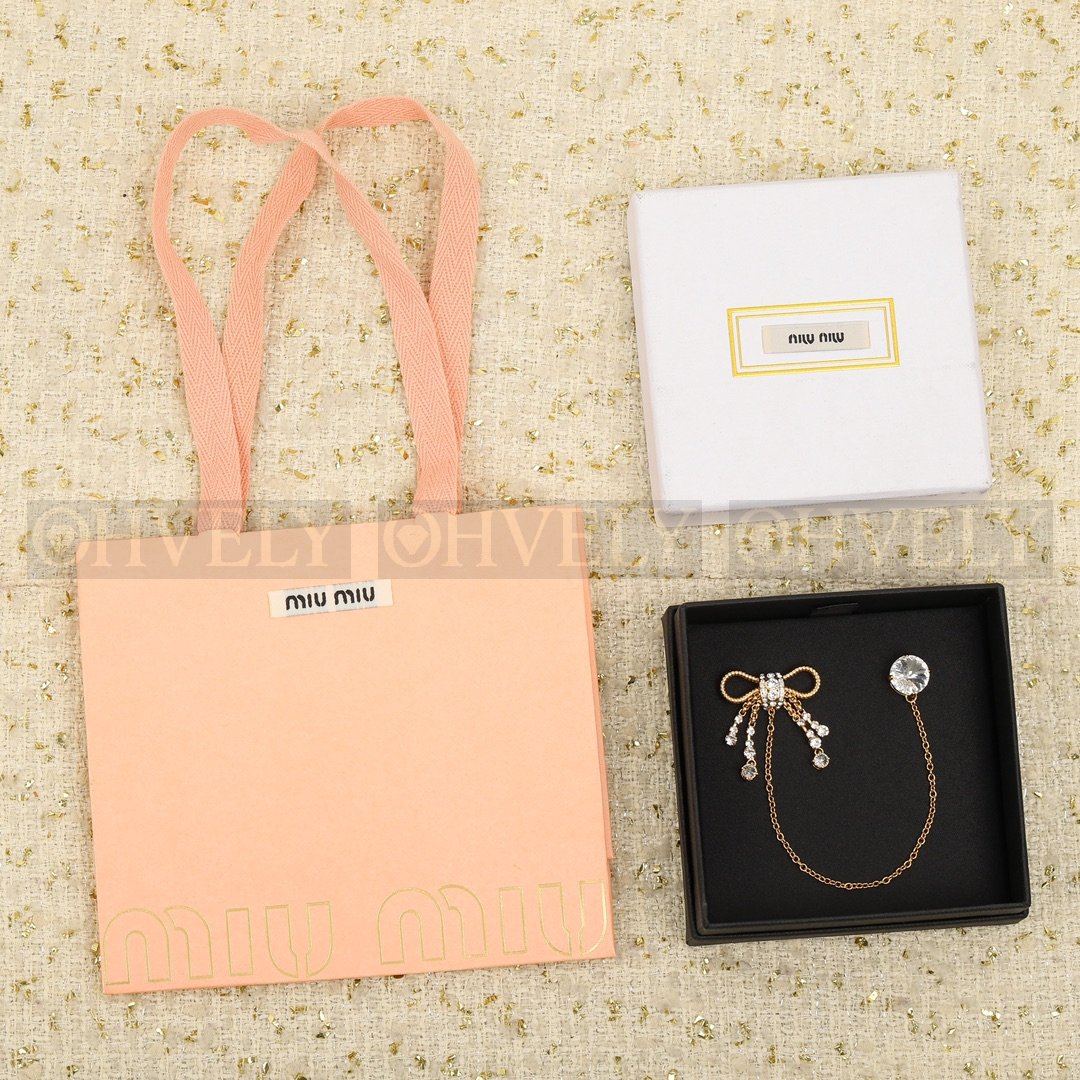 미우미우 Miu Miu 리본 크리스탈 체인 브로치 상품 썸네일