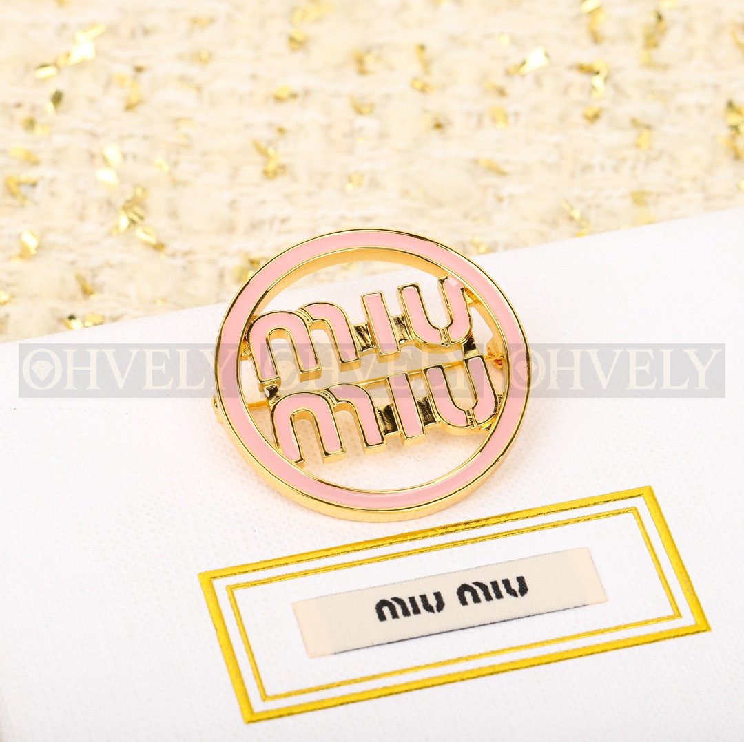 미우미우 Miu Miu 에나멜 메탈 로고 브로치 (블랙) 상품 썸네일