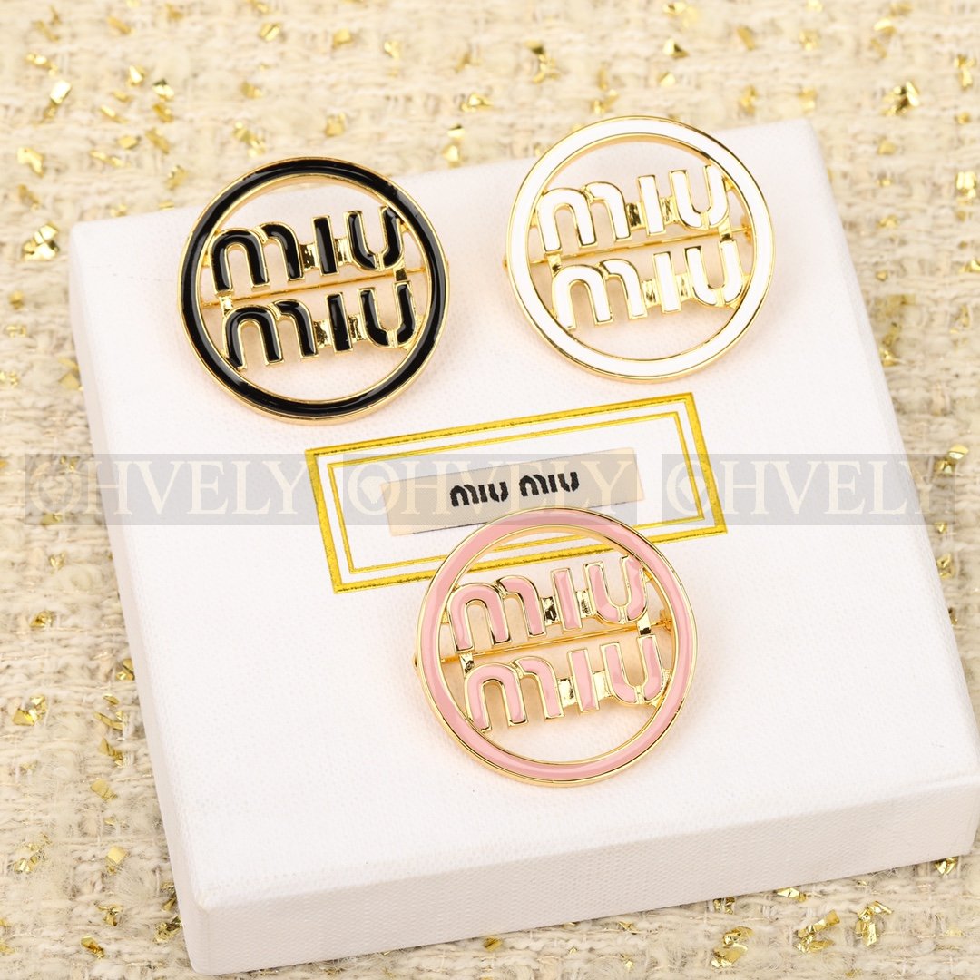 미우미우 Miu Miu 에나멜 메탈 로고 브로치 (화이트) 상품 썸네일