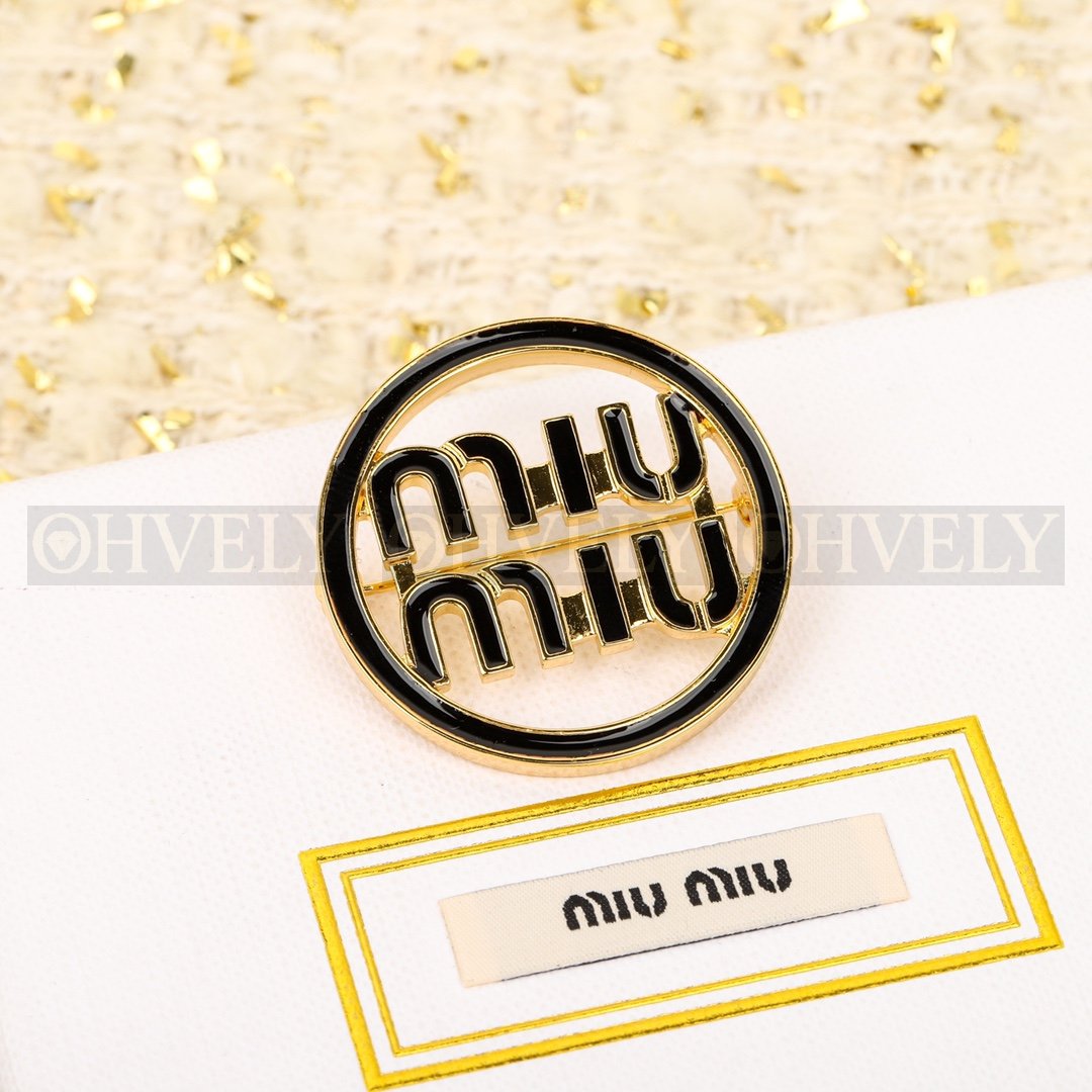 미우미우 Miu Miu 에나멜 메탈 로고 브로치 (핑크) 상품 썸네일