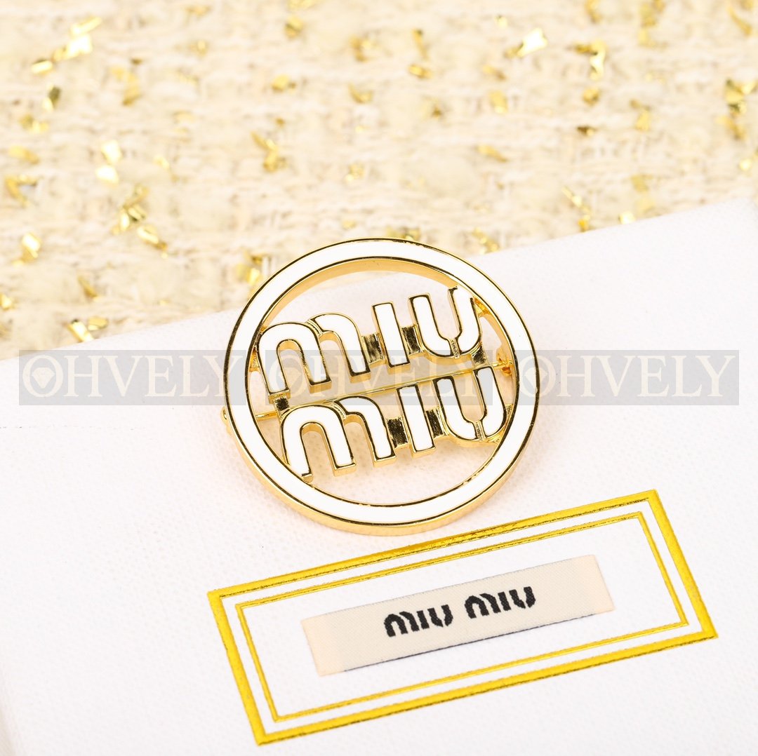 미우미우 Miu Miu 에나멜 메탈 로고 브로치 (핑크) 상품 썸네일