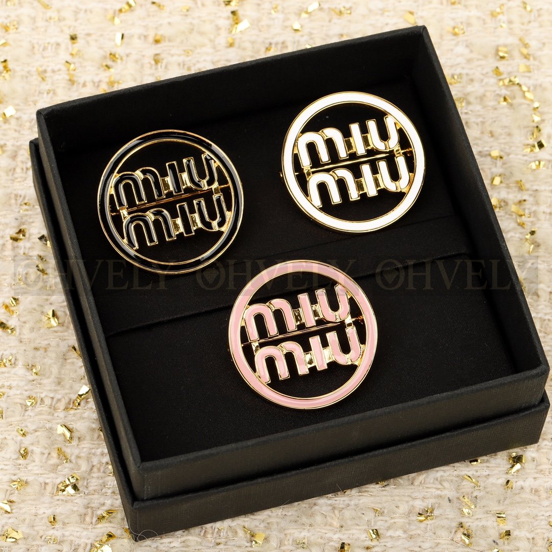 미우미우 Miu Miu 에나멜 메탈 로고 브로치 (핑크) 상품 썸네일